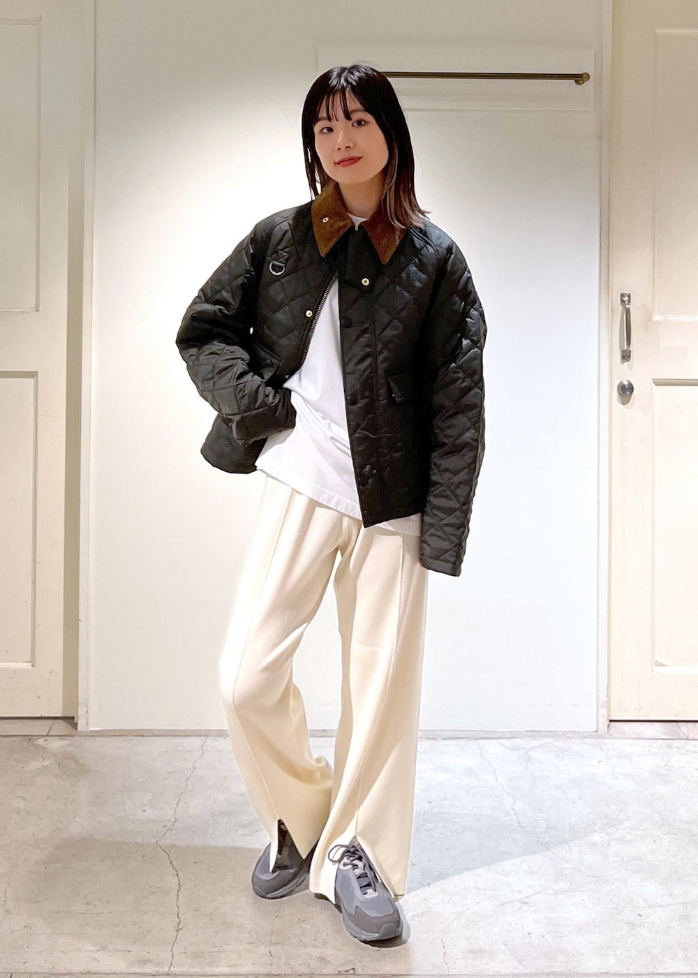 「Barbour、130周年記念モデル、ジャケット、中綿ブルゾン、キルティング、カーキ、TEKLA、Tシャツ、ホワイト、スウェット、ウール、ニットパンツ、MOONSTAR、810s、TRASDEN」|「MoonStarの【MOONSTAR(ムーンスター)】810s TRASDEN(スニーカー、グレー系)」を使った、michiruさん(レディース・156cm)の秋コーディネートの4枚目の写真