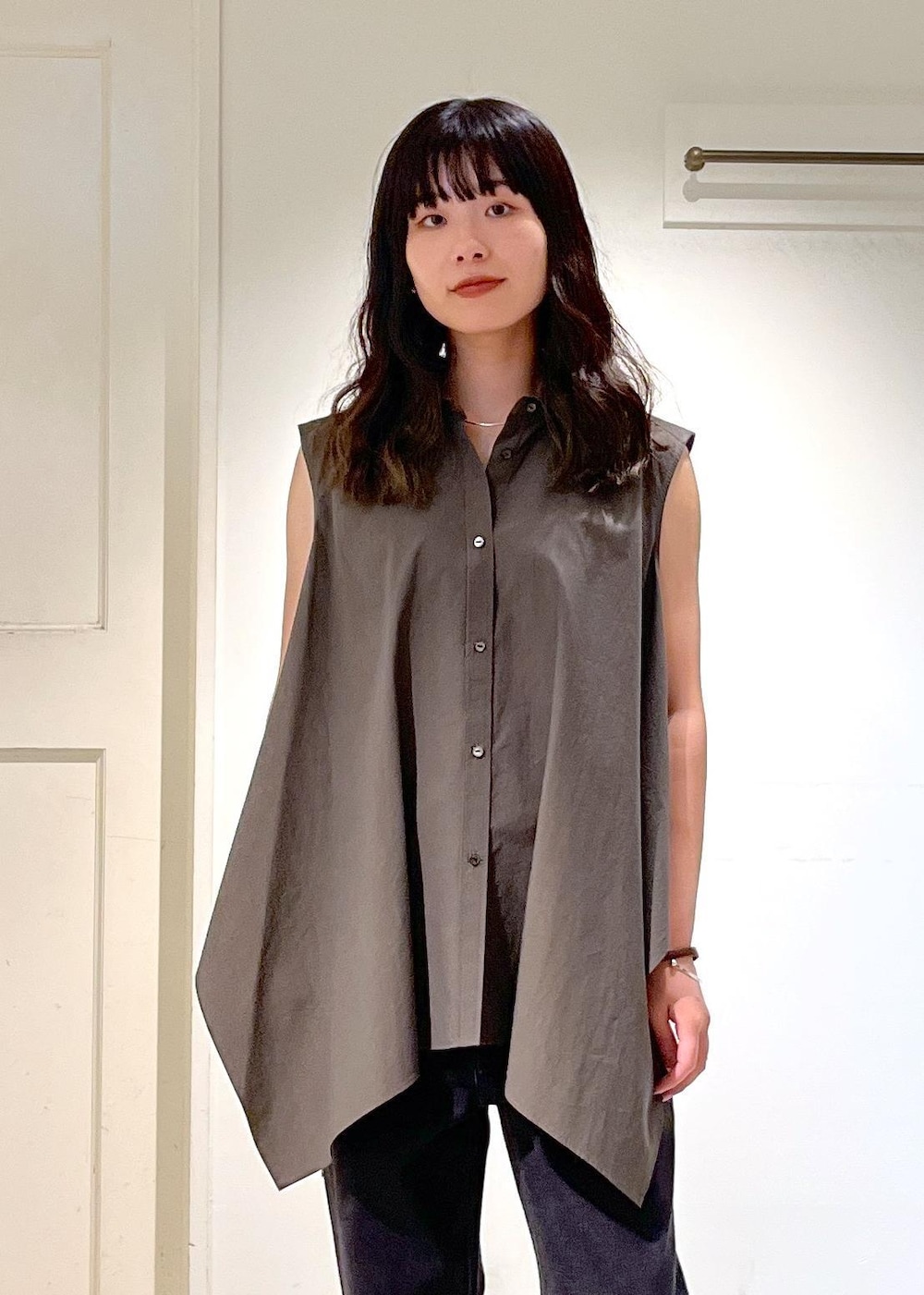 ベージュ系のボストンバッグ、グレー系のデニムパンツ、グレー系のシャツ/ブラウスを着用したレディースの夏コーディネートの9枚目の写真