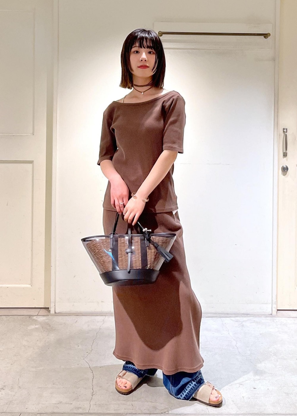 「夏コーデ、デザインTOPS、Tシャツ、スカート、タイトスカート、パンツ、デニム、BIRKENSTOCK、Arizona SFB Suede、BAGMATI、カゴバッグ、クリアバッグ、P.NINA、ネックレス、チョーカー」|「SALON adam et rope'の【追加】COTTON USAセミフレアデニム2(デニムパンツ、ブルー系)」を使った、michiruさん(レディース・156cm)の夏コーディネートの2枚目の写真
