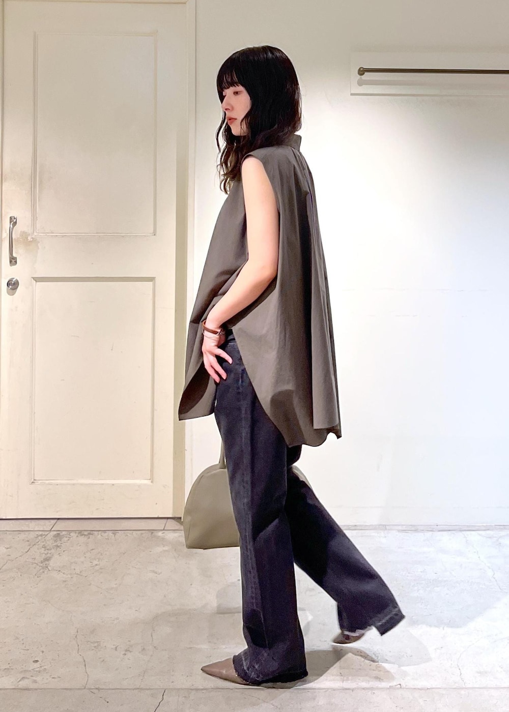 ベージュ系のボストンバッグ、グレー系のデニムパンツ、グレー系のシャツ/ブラウスを着用したレディースの夏コーディネートの5枚目の写真