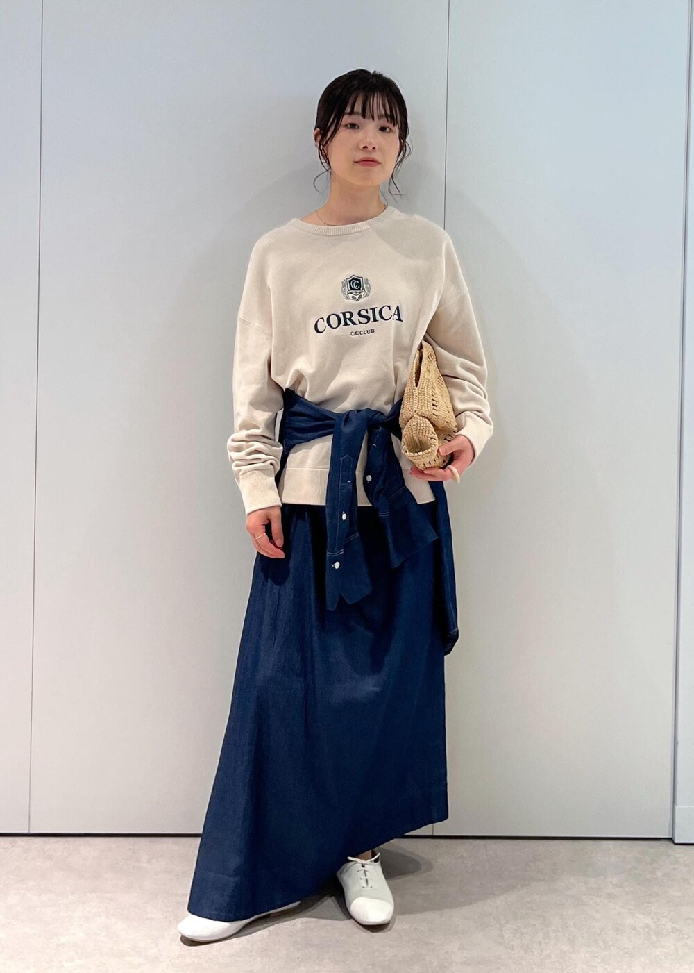 「CreamyCotton、クリーミーコットン、オーガニックコットン、プルオーバー、ホワイト、ロゴ、デニムシャツ、デニム、シャツ、アシンメトリー、ドレープスカート、ネイビー、porselli、ジャズシューズ、MAISON N.H PARIS」|「E.PORSELLIの【porselli(ポルセリ)】jazz shoes solid/ジャズシューズ(その他シューズ、ホワイト系)」を使った、michiruさん(レディース・156cm)の冬コーディネートの2枚目の写真