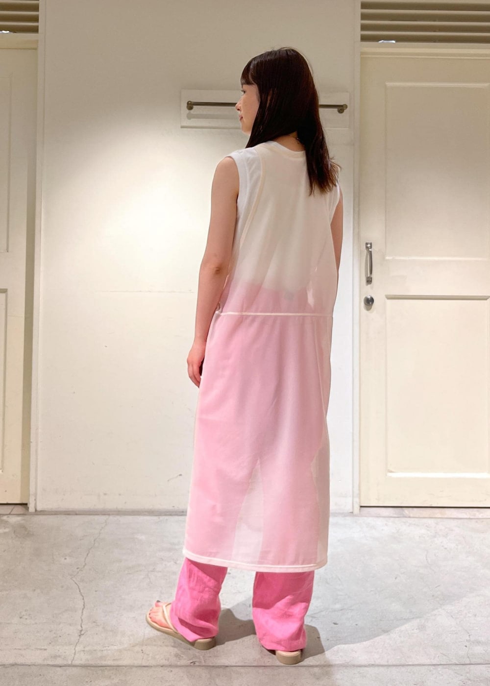 「骨格ウェーブ、ブルベ、低身長、Hanes、シアー、アメリカンスリーブ、麻、ベイカーパンツ、NICOLAS LAINAS、サロンアダムエロペ、SALON　adam et rope'、タンクトップ、ワンピース、お出かけコーデ、サンダル」｜「NICOLAS LAINASの【NICOLAS LAINAS（ニコラスライナス）】コンフォートソールトングサンダル（サンダル、ベージュ系）」を使った、michiruさん（レディース・156cm）の夏コーディネートの3枚目の写真