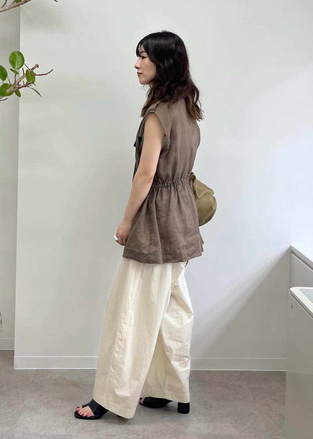 「ミリタリージレ、ミリタリーベスト、ブラウン、羽織、タンクトップ、カーヴィーパンツ、撥水、レザー、Gabriela Coll Garments、ERICKA NICOLAS BEGAY、トゥアレグ、ブローチ、初夏コーデ、夏コーデ、デートコーデ」｜「SALON adam et rope'のヒールトングサンダル（サンダル、ブラック系）」を使った、michiruさん（レディース・156cm）の春コーディネートの5枚目の写真
