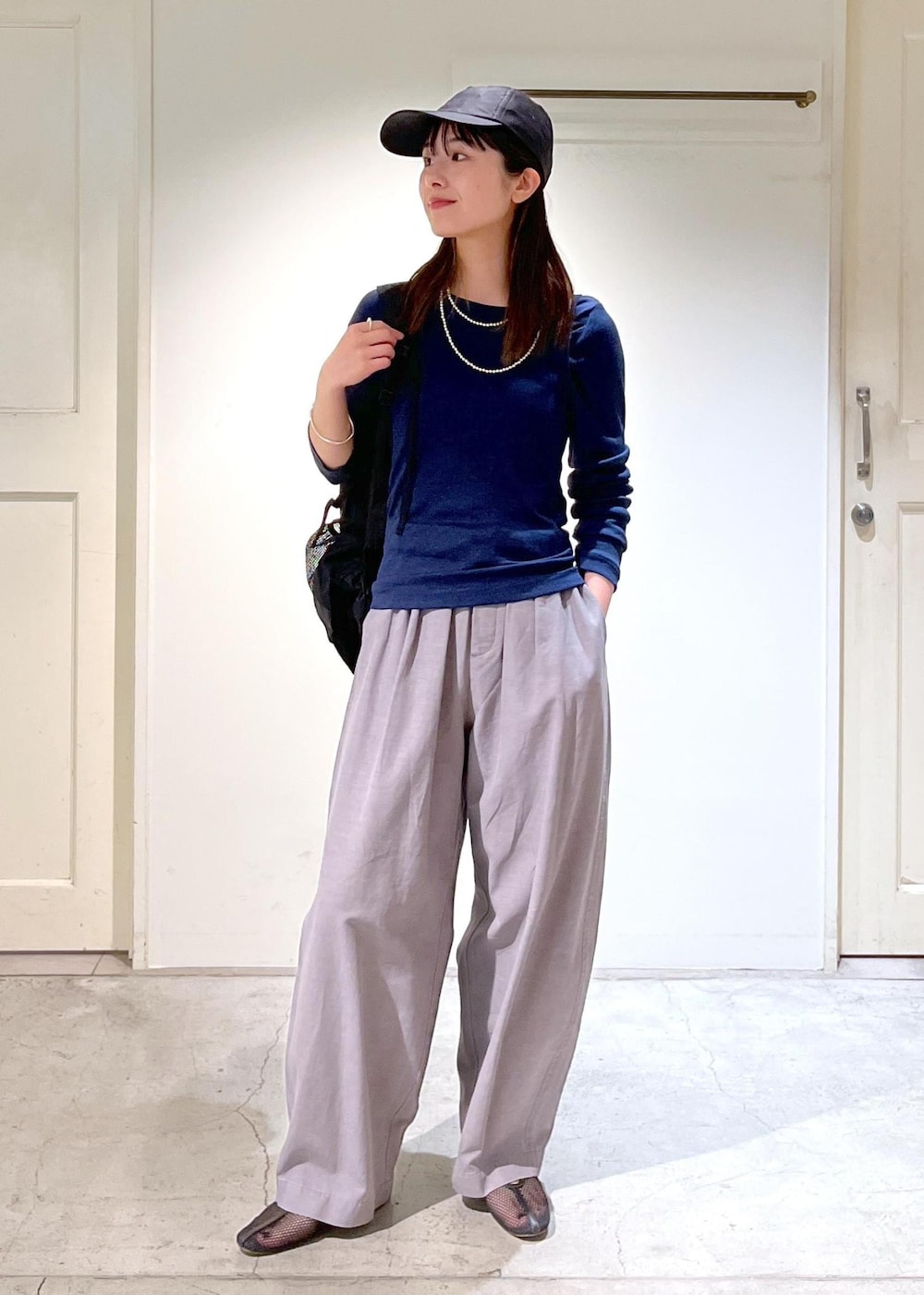 「Hug Silk、プルオーバー、Tシャツ、シルク、ネイビー、カーヴィーパンツ、グリーン、REMME、Americana for SALON、ERICKA NICOLAS BEGAY、シルバーアクセサリー、リュック、THE NORTH FACE、初春コーデ、春コーデ」｜「REMMEの【REMME(レメ)】メッシュフラットシューズ（パンプス、ブラック系）」を使った、michiruさん（レディース・156cm）の春コーディネートの4枚目の写真