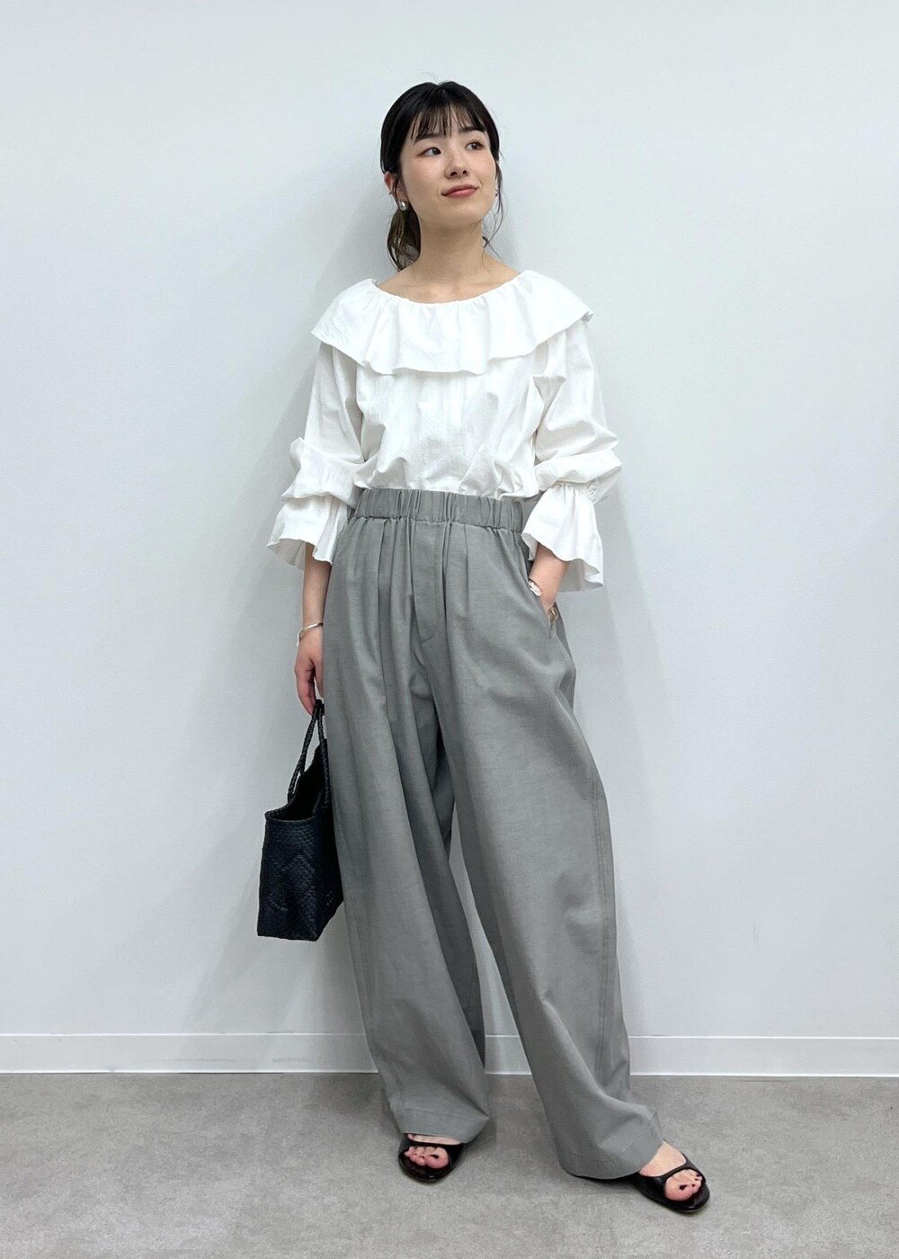 「WEB限定、バックリボン、ホワイト、カーヴィーパンツ、BRENTELLA、Letra for SALON、レトラ、メルカドバッグ、初春コーデ、春コーデ、お仕事コーデ、セレモニーコーデ、卒業式コーデ、卒園式コーデ、授業参観日コーデ」｜「Letraの【Letra（レトラ）for SALON】PRAYA short XS/プラヤメルカドバッグ（かごバッグ、ブラック系）」を使った、michiruさん（レディース・156cm）の春コーディネートの5枚目の写真
