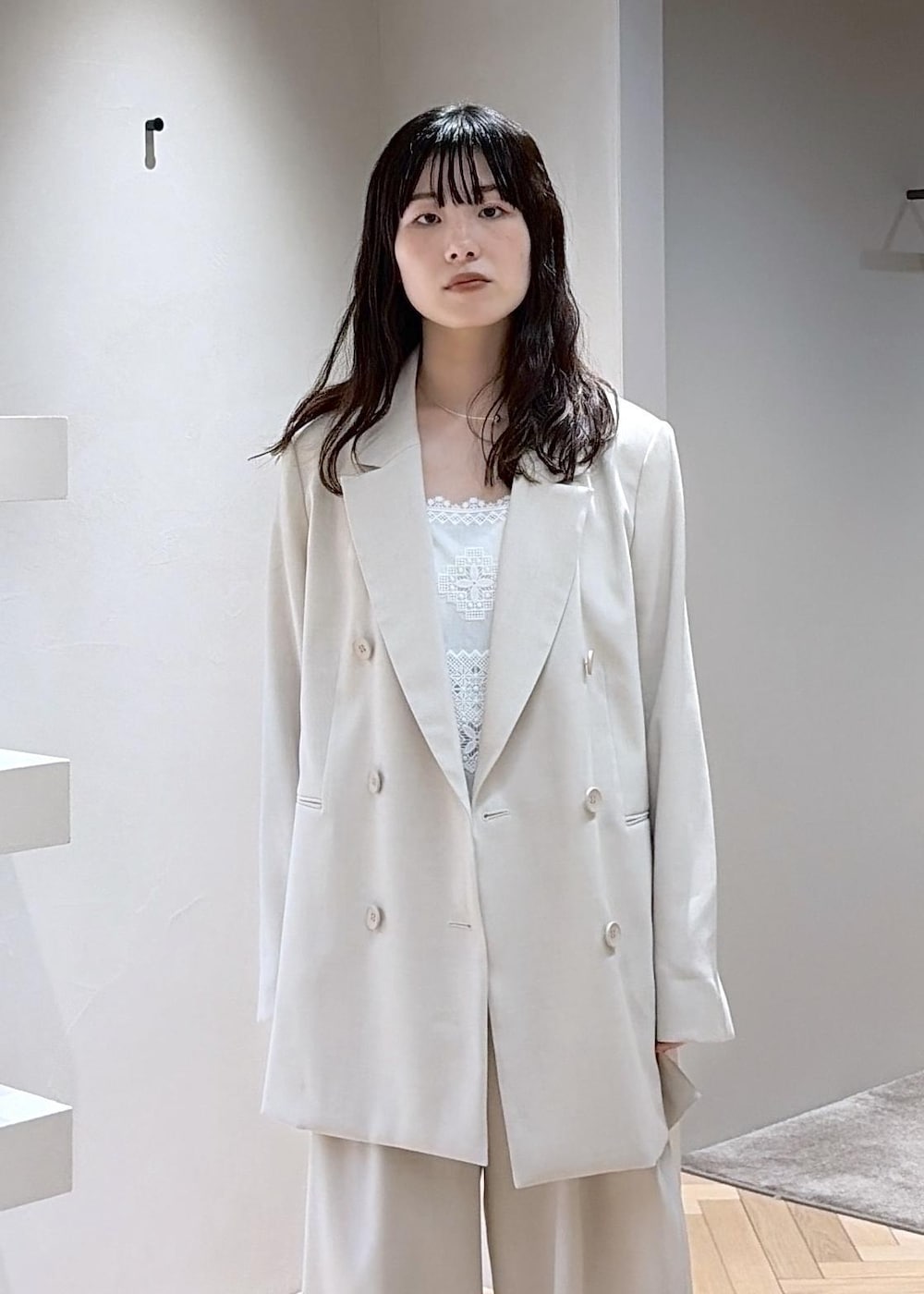 ベージュ系のその他パンツ、ホワイト系のキャミソール、ベージュ系のテーラードジャケットを着用したレディースの冬コーディネートの8枚目の写真