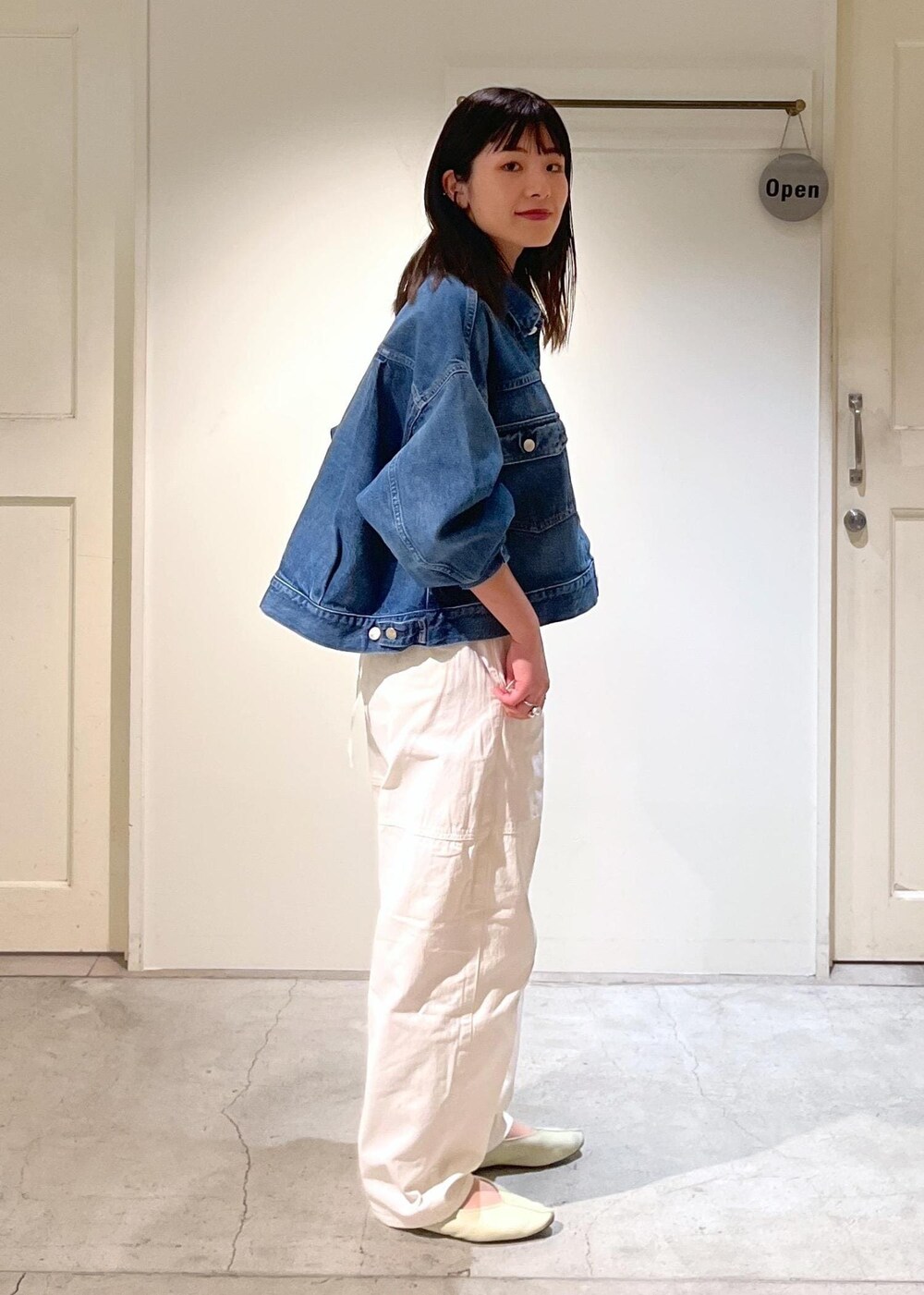 「redcardtokyo、デニムジャケット、デニム、ブルー、ホワイト、レース、ビスチェ、近江晒、カービーパンツ、オーガニックコットン、チェーンバッグ、クラッチバッグ、レザー、カーキ、Lafayette」|「SALON adam et rope'の【2WAY】レザースクエアチェーンクラッチショルダーバッグ(ショルダーバッグ、グリーン系)」を使った、michiruさん(レディース・156cm)の冬コーディネートの3枚目の写真