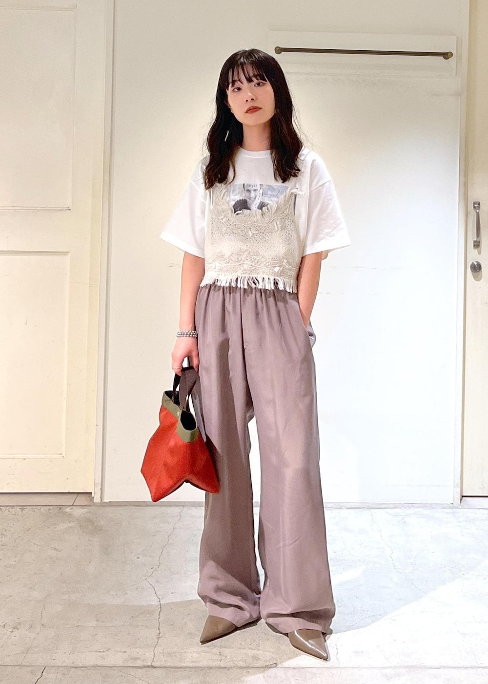 グレー系のキャミソール、ホワイト系のTシャツ/カットソー、ブラウン系のその他パンツを着用したレディースの秋コーディネートの3枚目の写真