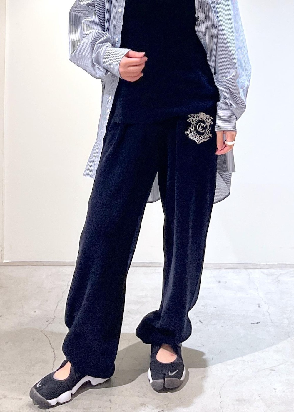 「INDIVIDUALIZED SHIRTS for SALON、INDIVIDUALIZED SHIRTS、シャツ、オーバーシャツ、ストライプ、ブルー、CreamyCotton、クリーミーコットン、スウェット、クラッチバッグ、レザー、ブラック、ハンドバッグ、セットアップ、初秋コーデ」｜「SALON adam et rope'の【2WAY】レザースクエアチェーンクラッチショルダーバッグ（ショルダーバッグ、ブラック系）」を使った、michiruさん（レディース・156cm）の夏コーディネートの7枚目の写真