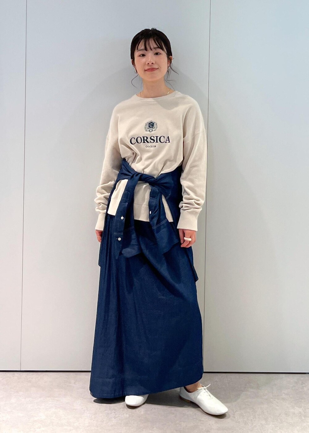 「CreamyCotton、クリーミーコットン、オーガニックコットン、プルオーバー、ホワイト、ロゴ、デニムシャツ、デニム、シャツ、アシンメトリー、ドレープスカート、ネイビー、porselli、ジャズシューズ、MAISON N.H PARIS」|「E.PORSELLIの【porselli(ポルセリ)】jazz shoes solid/ジャズシューズ(その他シューズ、ホワイト系)」を使った、michiruさん(レディース・156cm)の冬コーディネートの5枚目の写真