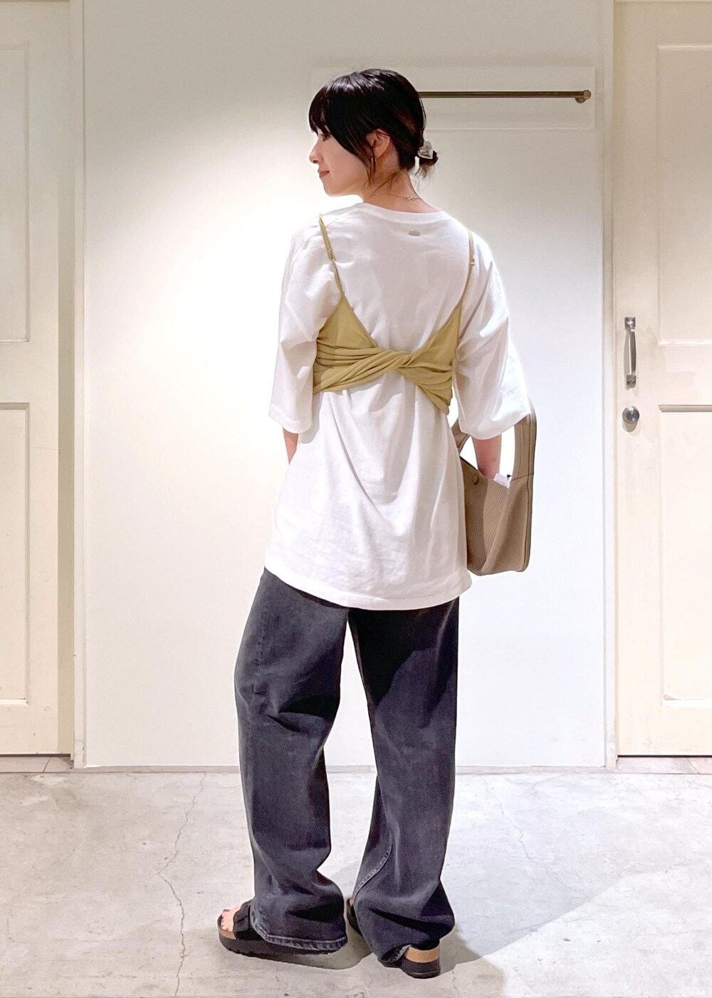 「audrey hepburn、audrey hepburn collection by jun、オードリー・ヘプバーン、オードリー・ヘプバーンコレクションバイジュン、nu=layer、healthy denim、ヘルシーデニム、BIRKENSTOCK、Arizona Platform Flex Mesh、Pink Pepper、ホワイト、ベージュ、Tシャツ、イエロー、プリント」｜「SALON adam et rope'のジャガードワンハンドルバッグ（ハンドバッグ、ベージュ系）」を使った、michiruさん（レディース・156cm）の夏コーディネートの6枚目の写真