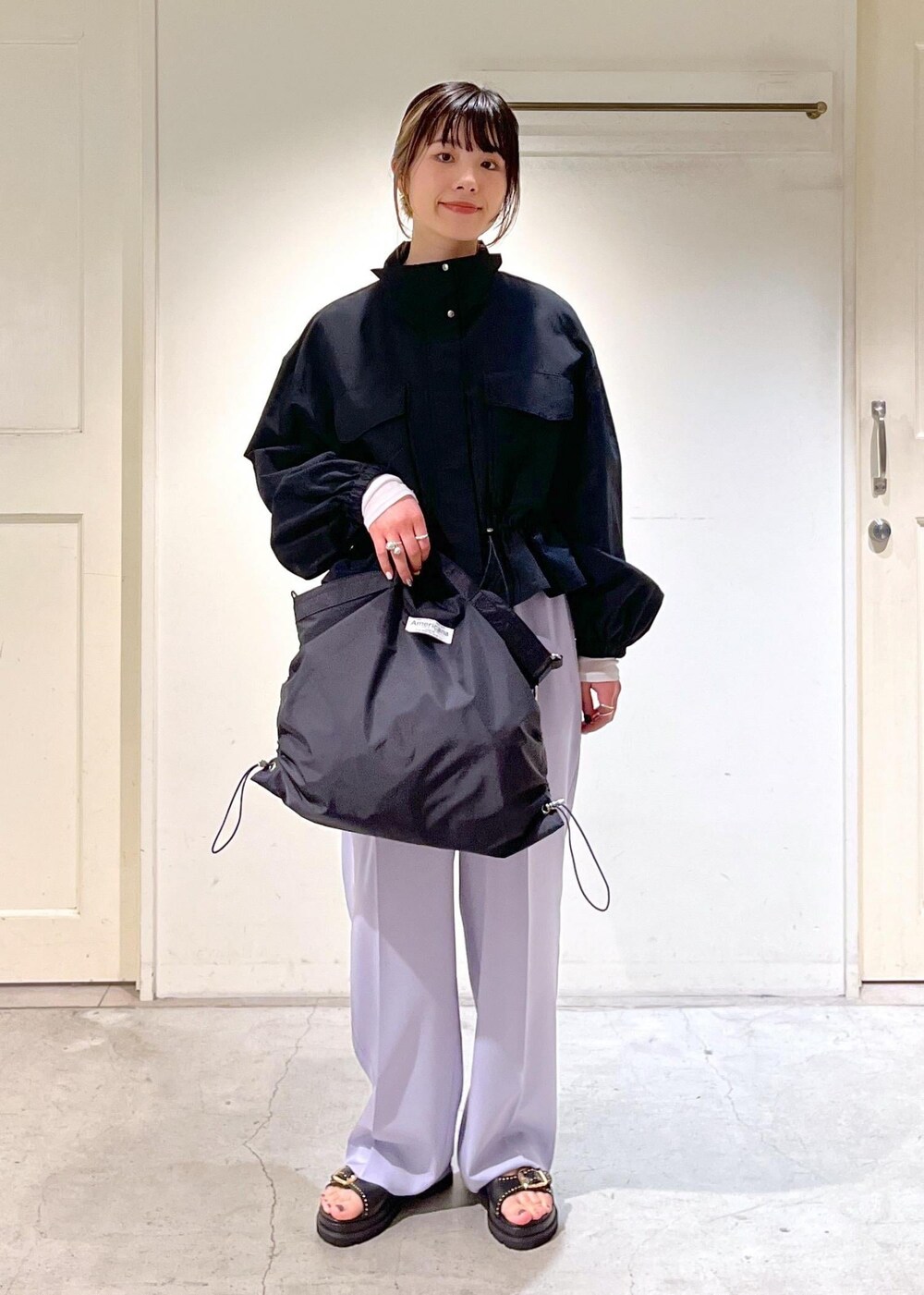 「ブルゾン、シアー、Tシャツ、スラックス、MOHI、別注、ショルダーバック、トートバッグ、アメリカーナ、ブラック、パンツ、ラベンダー、サンダル、厚底、サロンアダムエロペ」｜「SALON adam et rope'のシアークルーネックプルオーバー（Tシャツ/カットソー、ホワイト系）」を使った、michiruさん（レディース・156cm）の冬コーディネートの3枚目の写真