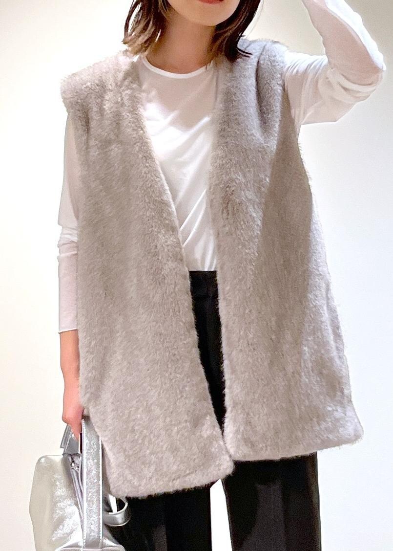 「ジレ、GGG for SALON、GOOD PEOPLE GOOD STITCHING GOOD PRODUCT、シアー、VISTO WOOL GABA、ウール、ボディバッグ、レザー、ブラック、シルバー、グレー、ファー、ホワイト、Tシャツ、クルーネック」|「SALON adam et rope'の【雑誌掲載】【追加】レザーボックスショルダーバッグ(ショルダーバッグ、シルバー系)」を使った、michiruさん(レディース・156cm)の秋コーディネートの7枚目の写真