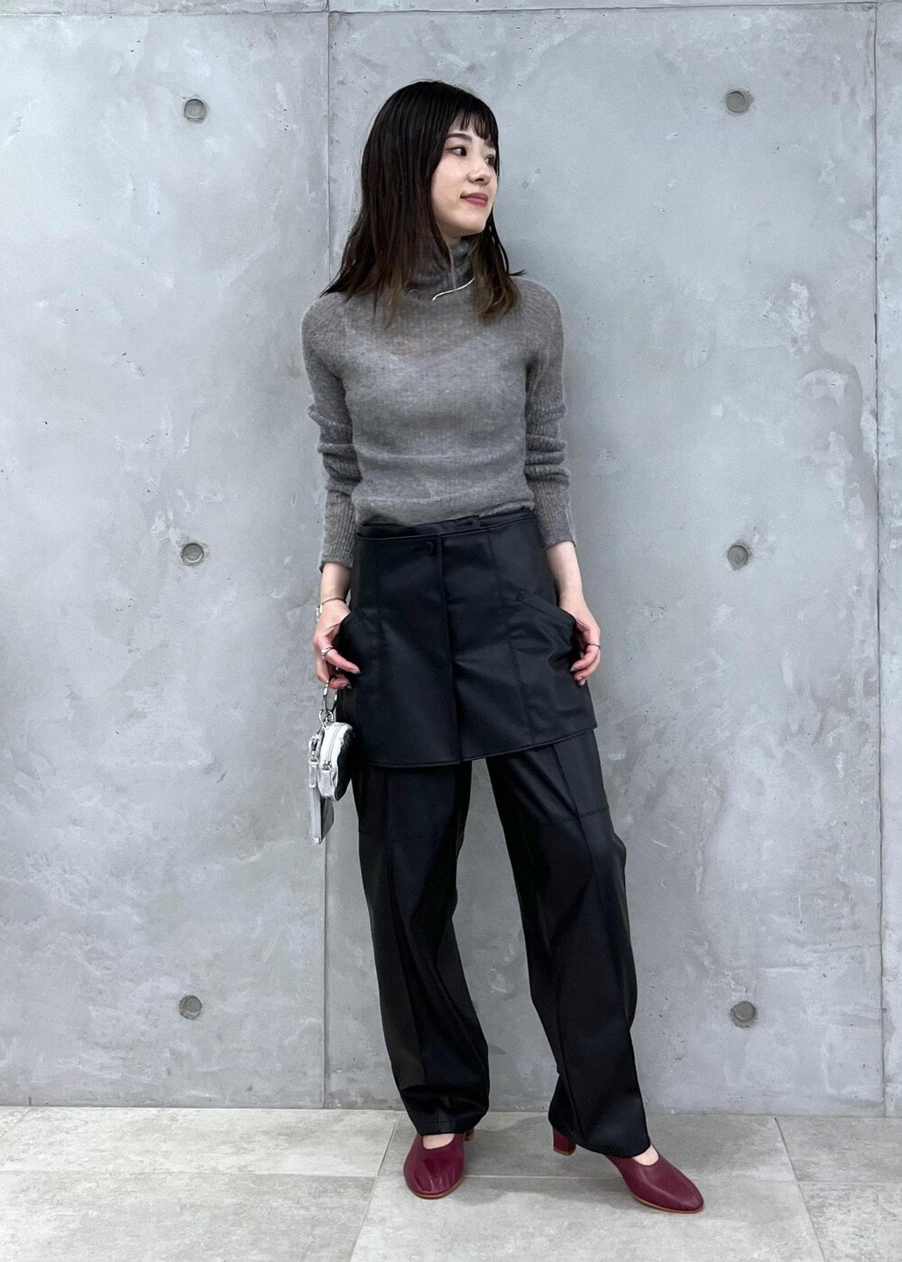 「骨格ウェーブ、ブルベ、低身長、シアー、フェイクレザー、テーパードパンツ、ビスチェ、パンプス、MARTINIANO、Americana、23AW秋の新作、サロンアダムエロペ、SALON　adam et rope'、秋服準備はじめました、セットアップ」｜「SALON adam et rope'のフェイクレザービスチェ【セットアップ対応】（チューブトップ、ブラック系）」を使った、michiruさん（レディース・156cm）の夏コーディネートの3枚目の写真