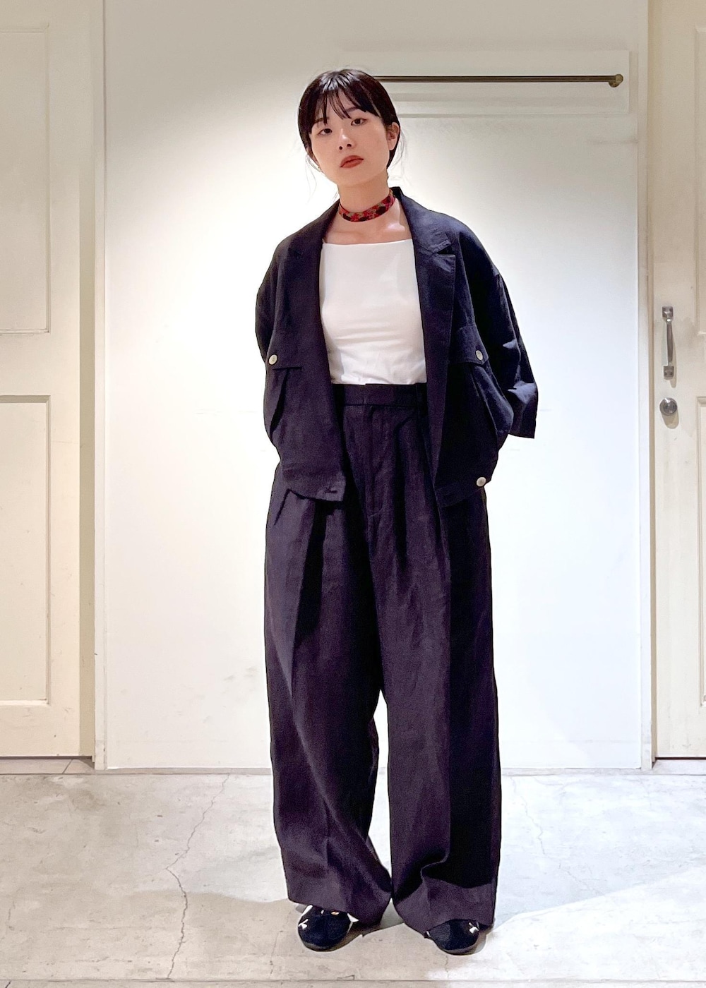 「リネンツイル、羽織、ホワイト、PUMA、SPEEDCAT GO WNS、スピードキャット、LY、Gargantilla、春コーデ、初夏コーデ、初秋コーデ、お仕事コーデ、セレモニーコーデ、授業参観日コーデ、デートコーデ」|「SALON adam et rope'のリネンツイルブルゾン(ブルゾン、ブラック系)」を使った、michiruさん(レディース・156cm)の夏コーディネートの3枚目の写真