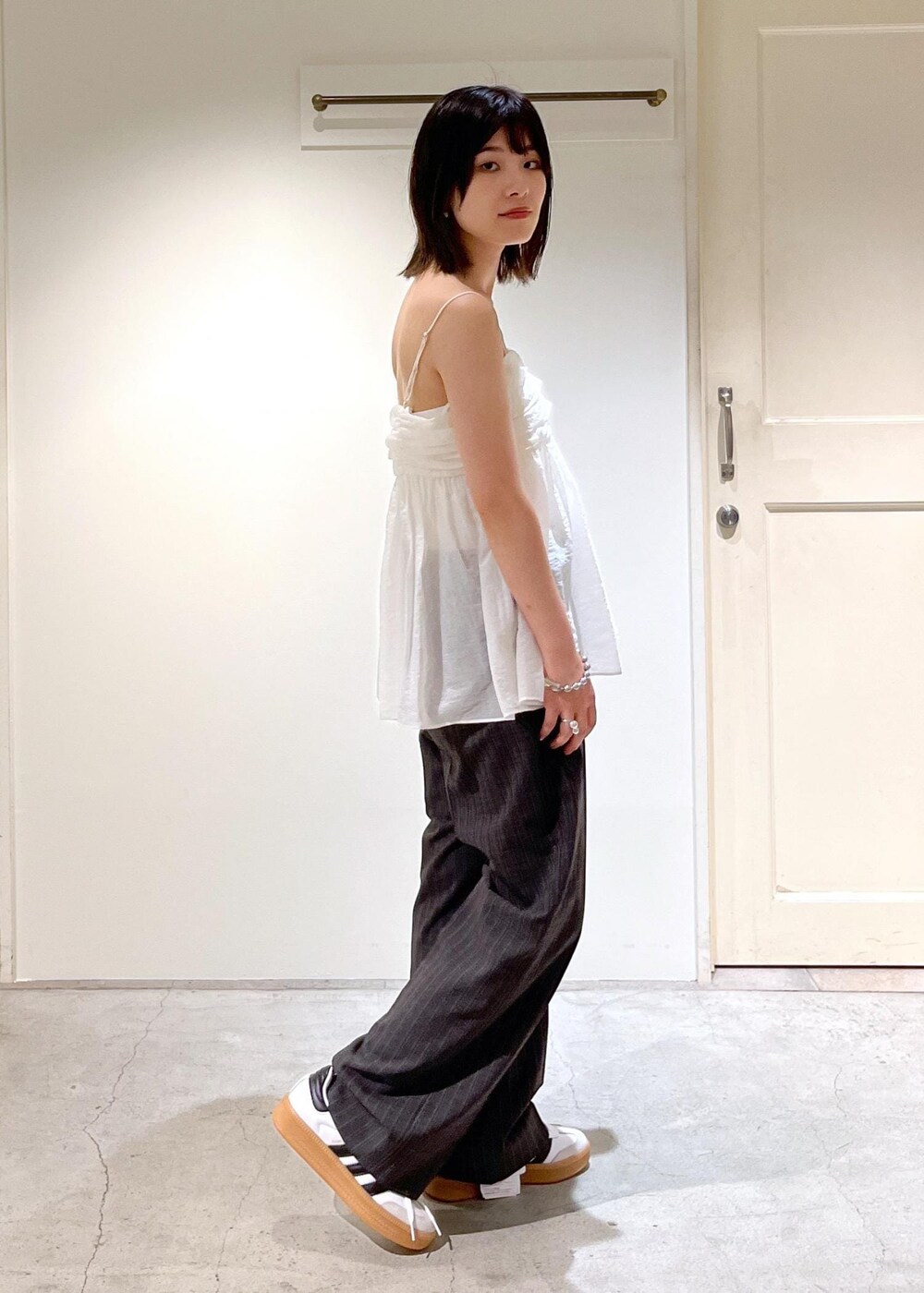 「ノーカラー、ジャケット、ストライプ、チャコール、シアー、オーガニックコットン、adidas、SAMBA XLG、L.L.Bean、マザーズバッグ、Grocery Tote、別注、ホワイト、オーバーサイズ、センタープレス」|「SALON adam et rope'のオーガニックコットンタックギャザーキャミソール【アンサンブル対応】(キャミソール、ホワイト系)」を使った、michiruさん(レディース・156cm)の夏コーディネートの10枚目の写真