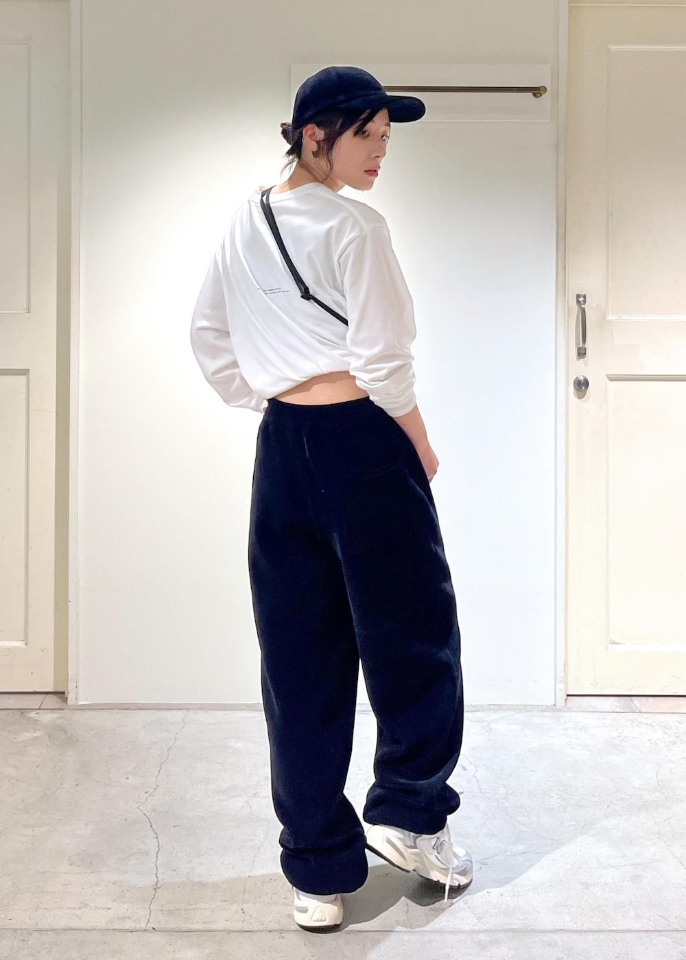 「新作、Yves Klein、CreamyCotton、New Balance、ML725、クリーミーコットン、KiU for SALON、KiU、ブラック、ホワイト、ポシェット、サコッシュ、長袖、Tシャツ、スウェット」｜「KiUの【KiU for SALON（キウ）】[撥水加工]別注エチケットポーチ/サコッシュ/クロスボディバッグ（ショルダーバッグ、グレー系）」を使った、michiruさん（レディース・156cm）の夏コーディネートの3枚目の写真