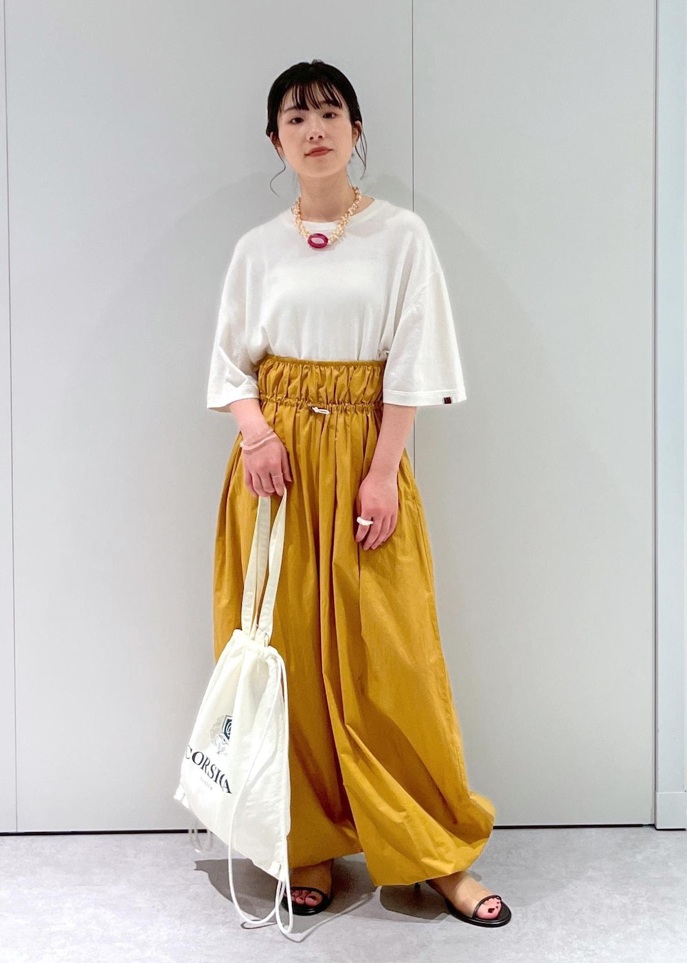 「Baserange、ワイドパンツ、キャメル、BRENTELLA、ミュール、メッシュ、オフホワイト、ナップサック、リュック、extreme cashmere、Tシャツ、Raponesa General Store、ネックレス、パール、初春コーデ」｜「SALON adam et rope'のナップサック（トートバッグ、ホワイト系）」を使った、michiruさん（レディース・156cm）の冬コーディネートの4枚目の写真