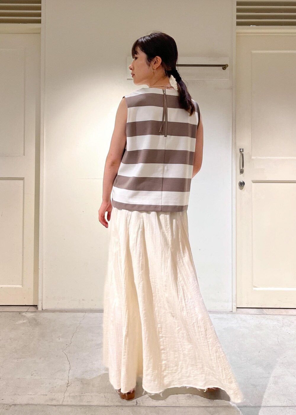 「骨格ウェーブ、ブルベ、低身長、オーガニックコットン、サロンアダムエロペ、NICOLAS LAINAS、ショルダーバッグ、ノースリーブ、お出かけコーデ、夏コーデ、ボーダー、淡色コーデ、リラックススタイル、SALON　adam et rope'、ラクチンコーデ」｜「SALON adam et rope'のキャンバスレザーコンビポシェット/ショルダーバッグ（ショルダーバッグ、ブラウン系）」を使った、michiruさん（レディース・156cm）の夏コーディネートの4枚目の写真