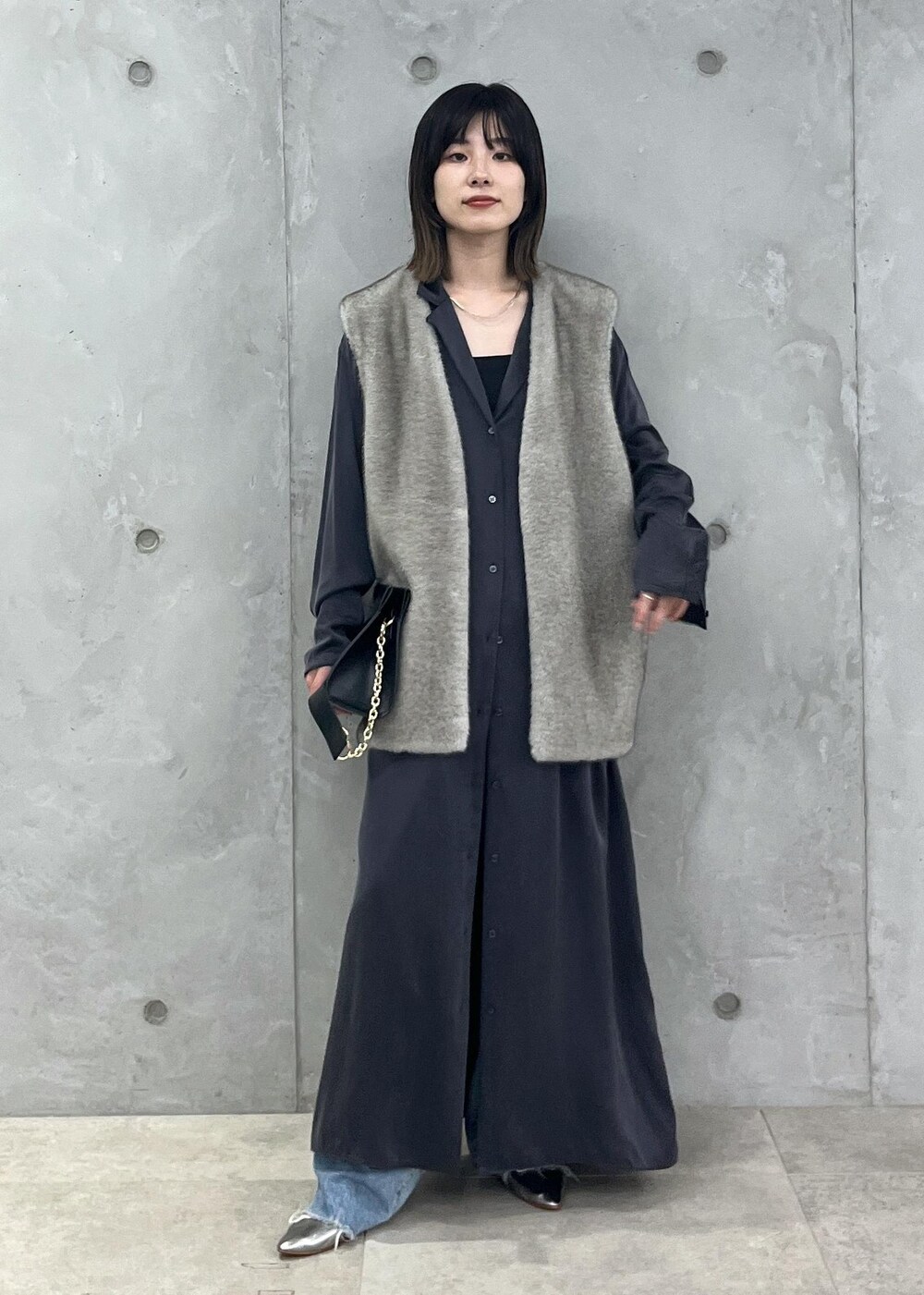 「新作、ファー、ジレ、GENTLE SILK、チャコール、KURO for SALON、KURO、デニム、ブルー、MARTINIANO、シルバー、チェーンバッグ、クラッチバッグ、グレー、ブラック」|「SALON adam et rope'の【2WAY】レザースクエアチェーンクラッチショルダーバッグ(ショルダーバッグ、ブラック系)」を使った、michiruさん(レディース・156cm)の夏コーディネートの2枚目の写真