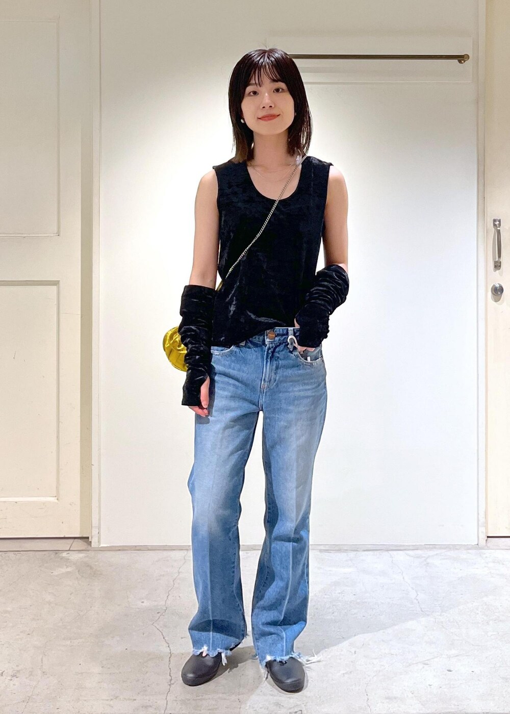 「クラッシュベロア、RED CARD TOKYO、LESLIE、MOONSTAR、ラバーシューズ、チェーンバッグ、ミニバッグ、audrey hepburn、audrey hepburn collection by jun、オードリー・ヘプバーン、オードリー・ヘプバーンコレクションバイジュン、アームカバー、NativeSilverStreams、シルバー、イエロー」|「MoonStarの【MOONSTAR FINE VULCANIZED(ムーンスター)】LITE PRIM ST(その他シューズ、ブラック系)」を使った、michiruさん(レディース・156cm)の夏コーディネートの4枚目の写真