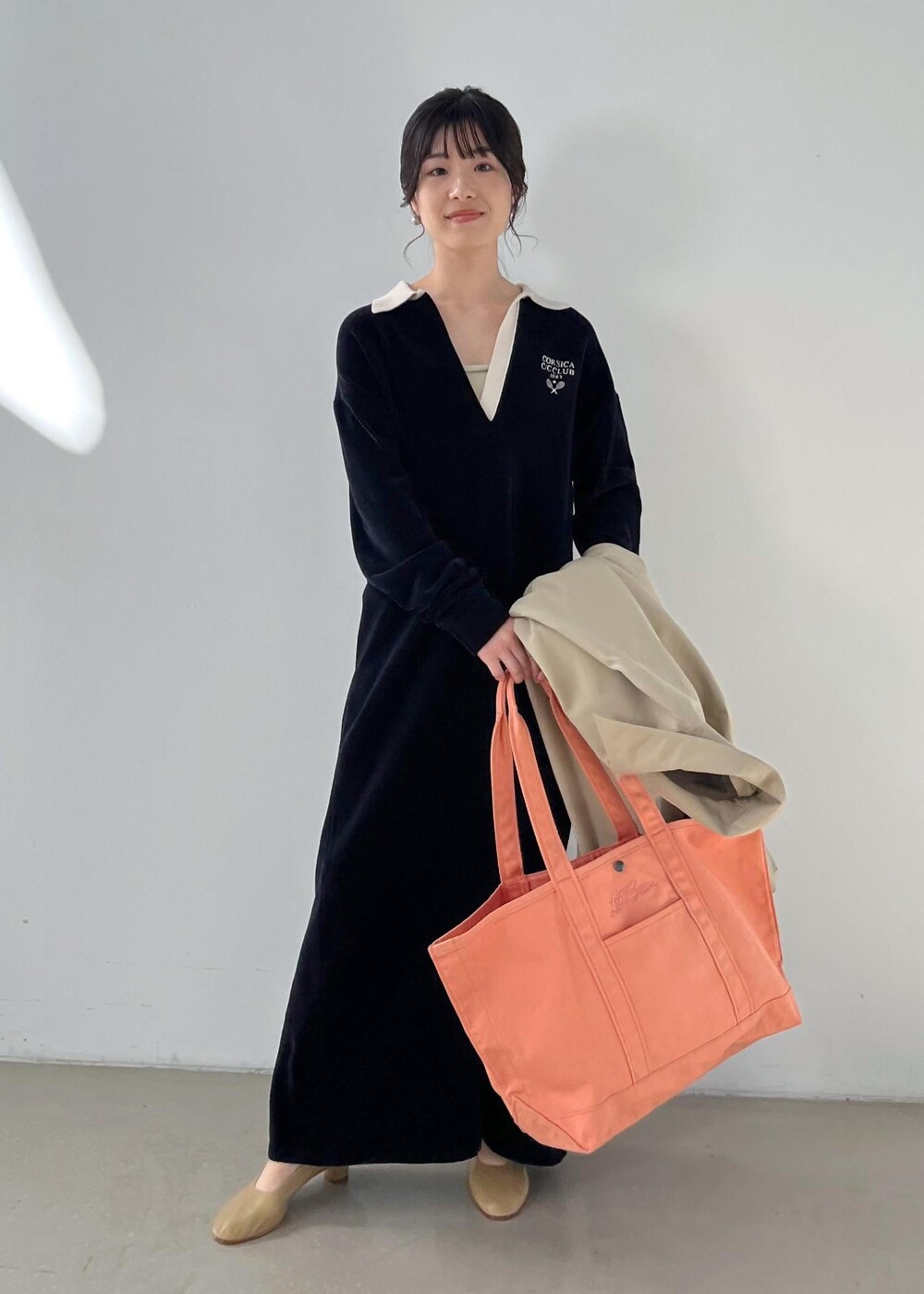 「コート、アウター、ステンカラー、テントシルエット、ベージュ、CreamyCotton、クリーミーコットン、ブラック、extreme cashmere、カシミヤ、チューブトップ、MARTINIANO、L.L.Bean for SALON、マザーズバッグ、ピンク」｜「SALON adam et rope'のポロワンピース-CreamyCotton /クリーミーコットン-（ワンピース、ブラック系）」を使った、michiruさん（レディース・156cm）の冬コーディネートの2枚目の写真