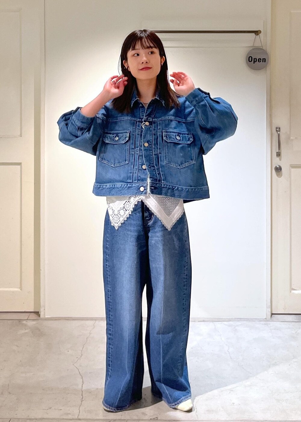「redcardtokyo、デニムジャケット、デニム、ブルー、レース、ホワイト、バギーパンツ、AULENTTI、ショルダーバッグ、レザー、ベージュ、ERICKA NICOLAS BEGAY、シルバー、Lafayette、初春コーデ」｜「AULENTTIの【AULENTTI（オーレンティ）】DOLLAROボストンバッグ（ボストンバッグ、ベージュ系）」を使った、michiruさん（レディース・156cm）の冬コーディネートの8枚目の写真