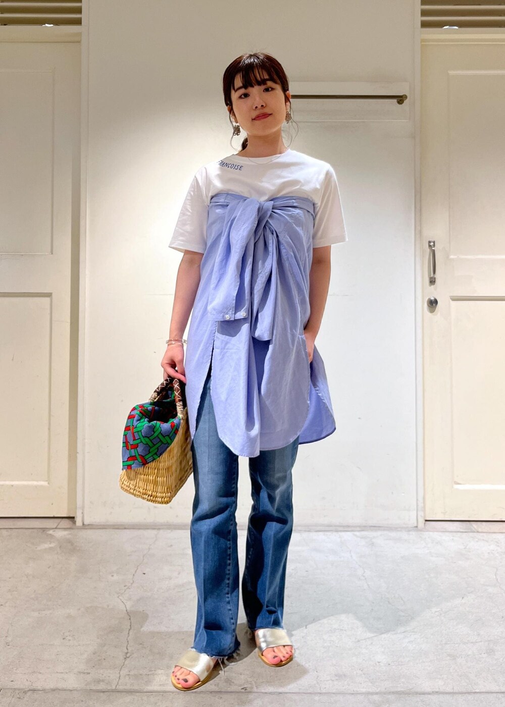 「23SS夏の新作、骨格ウェーブ、ブルベ、低身長、Tシャツ、GOOD LUCK COMES、シャツ、Americana、アメリカーナ、あづま袋、redcardtokyo、サロンアダムエロペ、Marmalade Midrise、マーマレード、カゴバッグ」｜「AMERICANAの【WEB限定】【Americana（アメリカーナ）】レギュラーカラービッグシャツ（シャツ/ブラウス、ブルー系）」を使った、michiruさん（レディース・156cm）の夏コーディネートの3枚目の写真