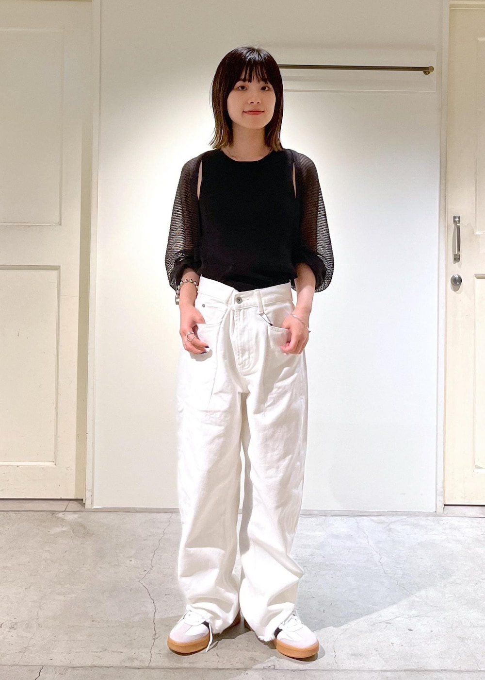 グレー系のカーディガン/ボレロ、グリーン系のハンドバッグ、ホワイト系のデニムパンツを着用したレディースの夏コーディネートの5枚目の写真