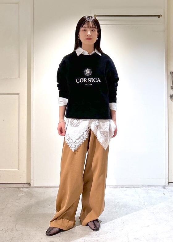 「CreamyCotton、クリーミーコットン、プルオーバー、オーガニックコットン、ブラック、シャツ、レース、ホワイト、Baserange、ベースレンジ、ブラウン、REMME、フラットシューズ、初春コーデ、春コーデ」｜「REMMEの【REMME(レメ)】メッシュフラットシューズ（パンプス、ブラック系）」を使った、michiruさん（レディース・156cm）の冬コーディネートの6枚目の写真