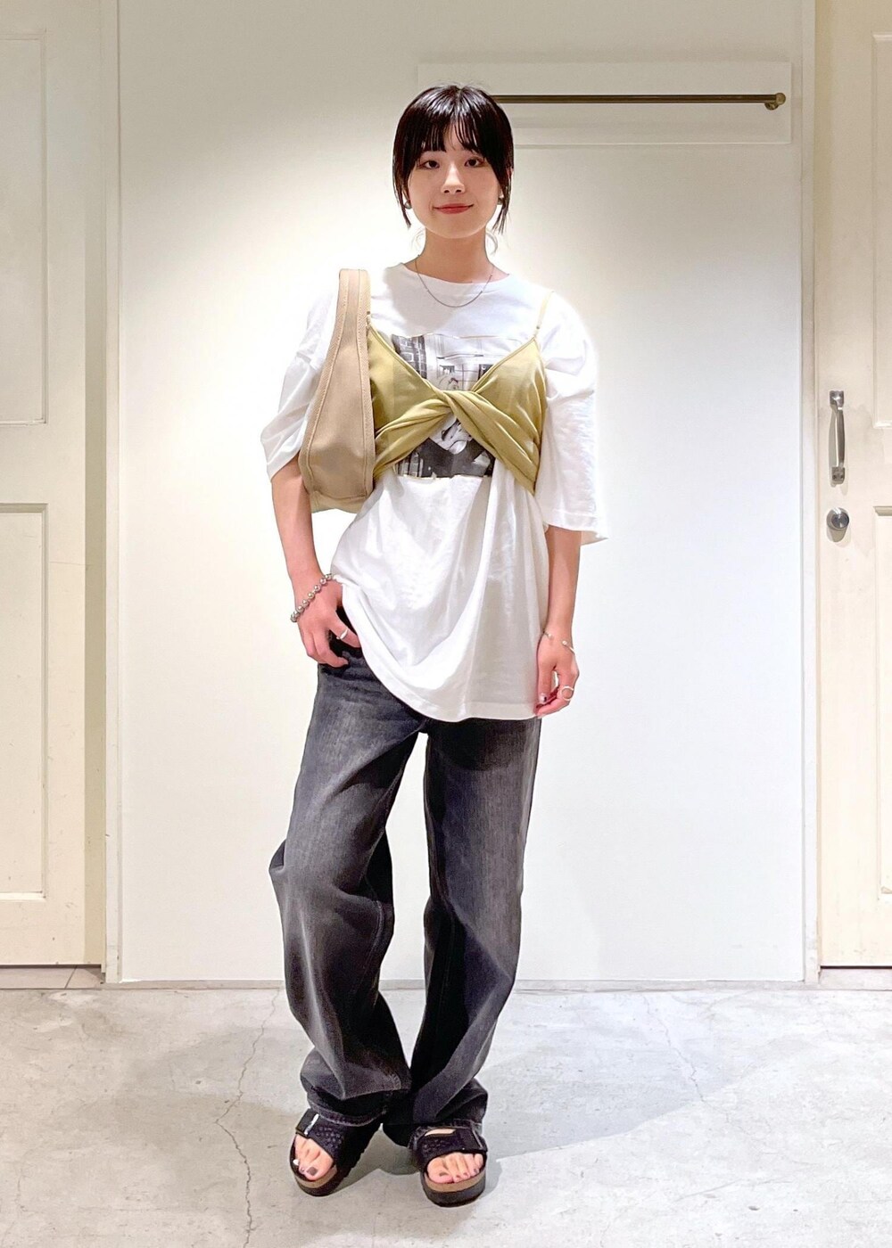 「audrey hepburn、audrey hepburn collection by jun、オードリー・ヘプバーン、オードリー・ヘプバーンコレクションバイジュン、nu=layer、healthy denim、ヘルシーデニム、BIRKENSTOCK、Arizona Platform Flex Mesh、Pink Pepper、ホワイト、ベージュ、Tシャツ、イエロー、プリント」｜「SALON adam et rope'のジャガードワンハンドルバッグ（ハンドバッグ、ベージュ系）」を使った、michiruさん（レディース・156cm）の夏コーディネートの3枚目の写真