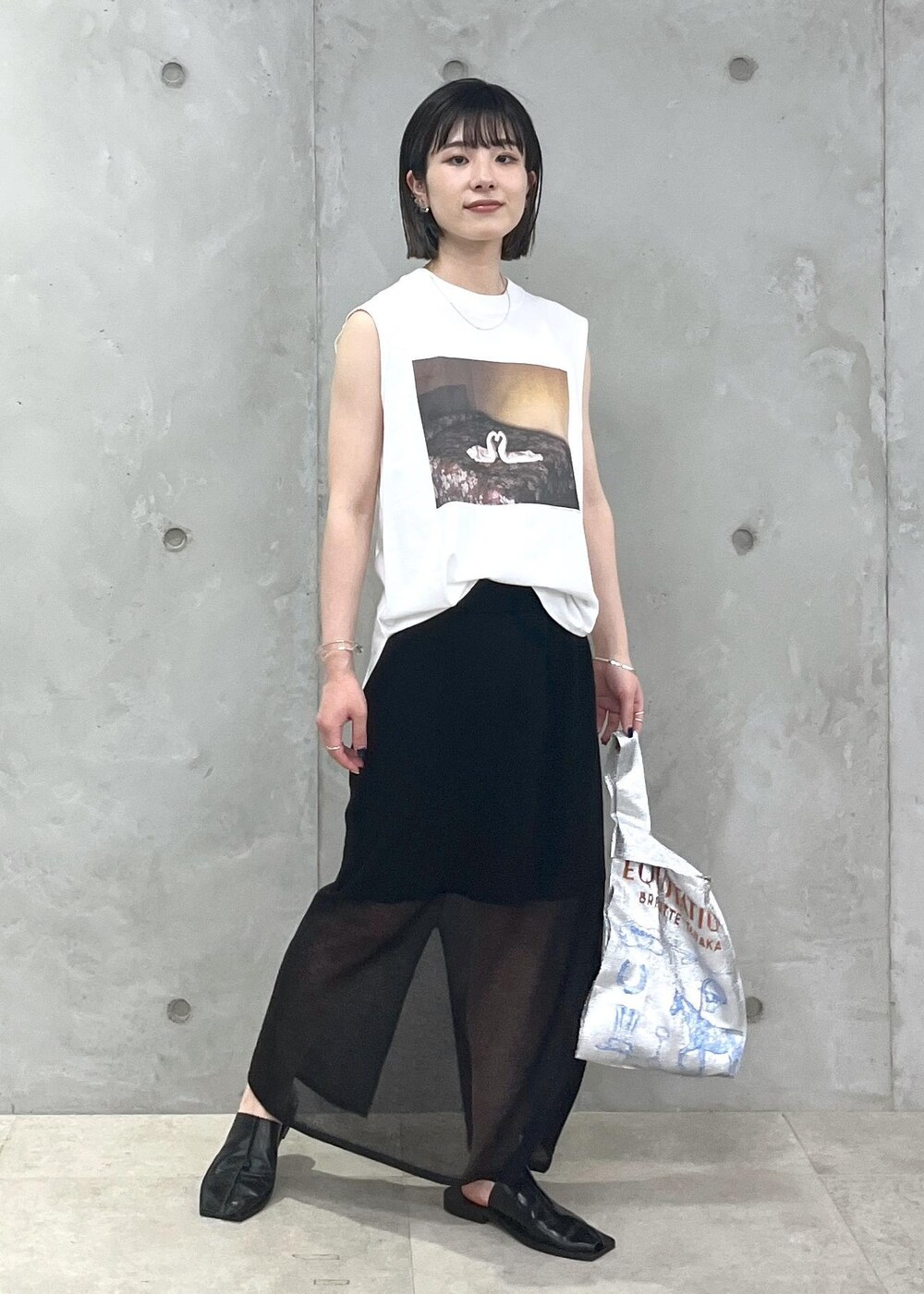 「Alec Soth、Tシャツ、シアー、Gabriela Coll Garments、BRIGITTE TANAKA × SALON、BRIGITTE TANAKA、ブリジットタナカ、シルバー、トートバッグ、ブラック、ホワイト、プルオーバー、ノースリーブ、スカート、タイトスカート」｜「SALON adam et rope'のシアーナローニットスカート【洗える】（スカート、ブラック系）」を使った、michiruさん（レディース・156cm）の春コーディネートの3枚目の写真