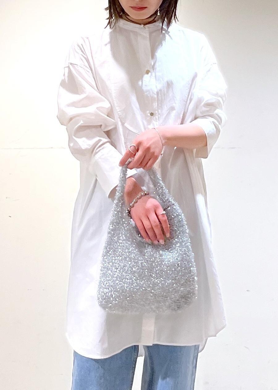 「audrey hepburn、audrey hepburn collection by jun、オードリー・ヘプバーン、オードリー・ヘプバーンコレクションバイジュン、RED CARD TOKYO、レッドカートーキョー、DAKOTA、P.NINA、VINILO、シルバー、ミニバッグ、ラメ、ハンドバッグ、ホワイト、シャツ」｜「SALON adam et rope'のラメワンハンドルミニバッグ（ハンドバッグ、シルバー系）」を使った、michiruさん（レディース・156cm）の夏コーディネートの10枚目の写真
