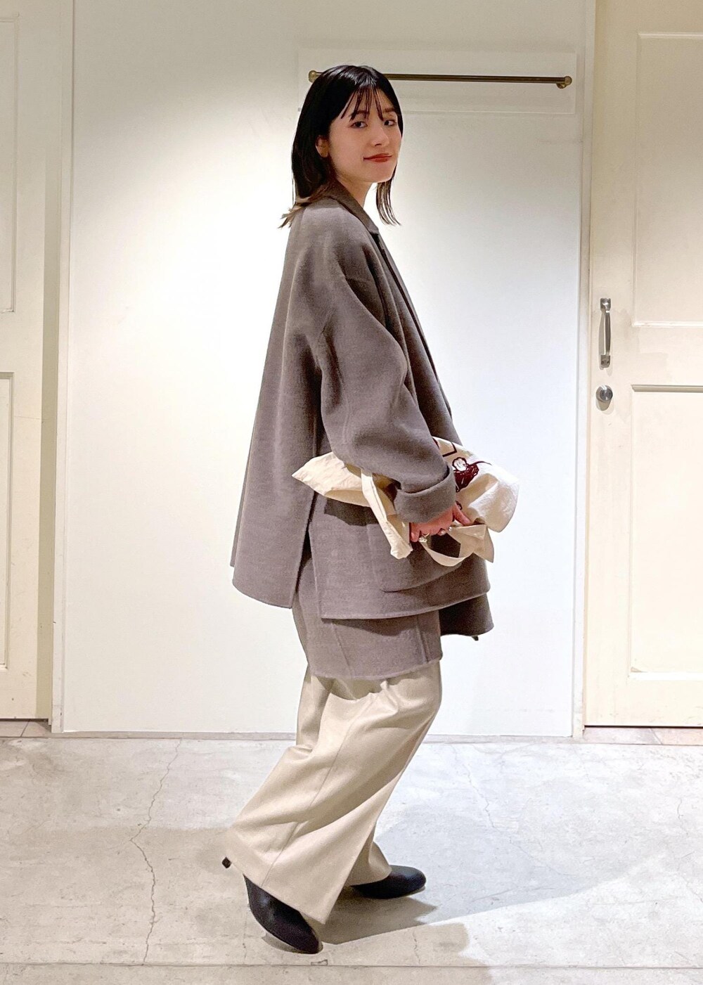 「ピュアラムウール、ジャケット、アウター、グレー、ジャケットコート、ジレ、キャミソール、ホワイト、VISTO WOOL GABA、ワイドパンツ、ストレート、ベージュ、REMME、ショートブーツ、ブラック」｜「SALON adam et rope'の[追加]コットンリブカップ付きベアキャミ2（チューブトップ、ホワイト系）」を使った、michiruさん（レディース・156cm）の秋コーディネートの4枚目の写真