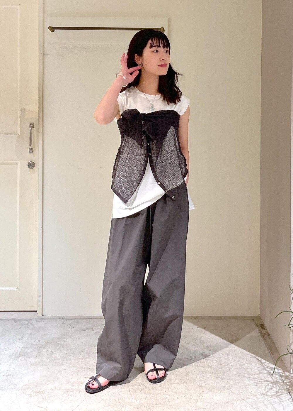 「羽織、レース、チャコール、プリマヴェール、オーガニックコットン、カーヴィーパンツ、MOHI、BAGMATI、シルバー、春コーデ、初夏コーデ、夏コーデ、デートコーデ、お出かけコーデ、旅行コーデ」|「MOHIの【MOHI(モヒ)】サンダル(サンダル、ブラック系)」を使った、michiruさん(レディース・156cm)の春コーディネートの6枚目の写真