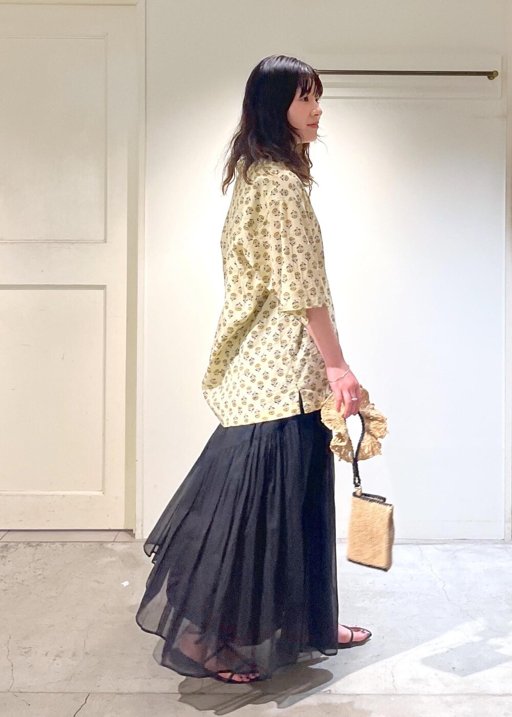 「COUTURE D'ADAM、クチュールドアダム、半袖、ブロックプリント、WEB限定、ギャザースカート、シアー、フラットサンダル、MAISON N.H PARIS、初春コーデ、春コーデ、デートコーデ、お出かけコーデ、旅行コーデ、推し活コーデ」｜「SALON adam et rope'の【WEB限定】コットンオーガンジーギャザースカート 2（スカート、ブラック系）」を使った、michiruさん（レディース・156cm）の春コーディネートの3枚目の写真