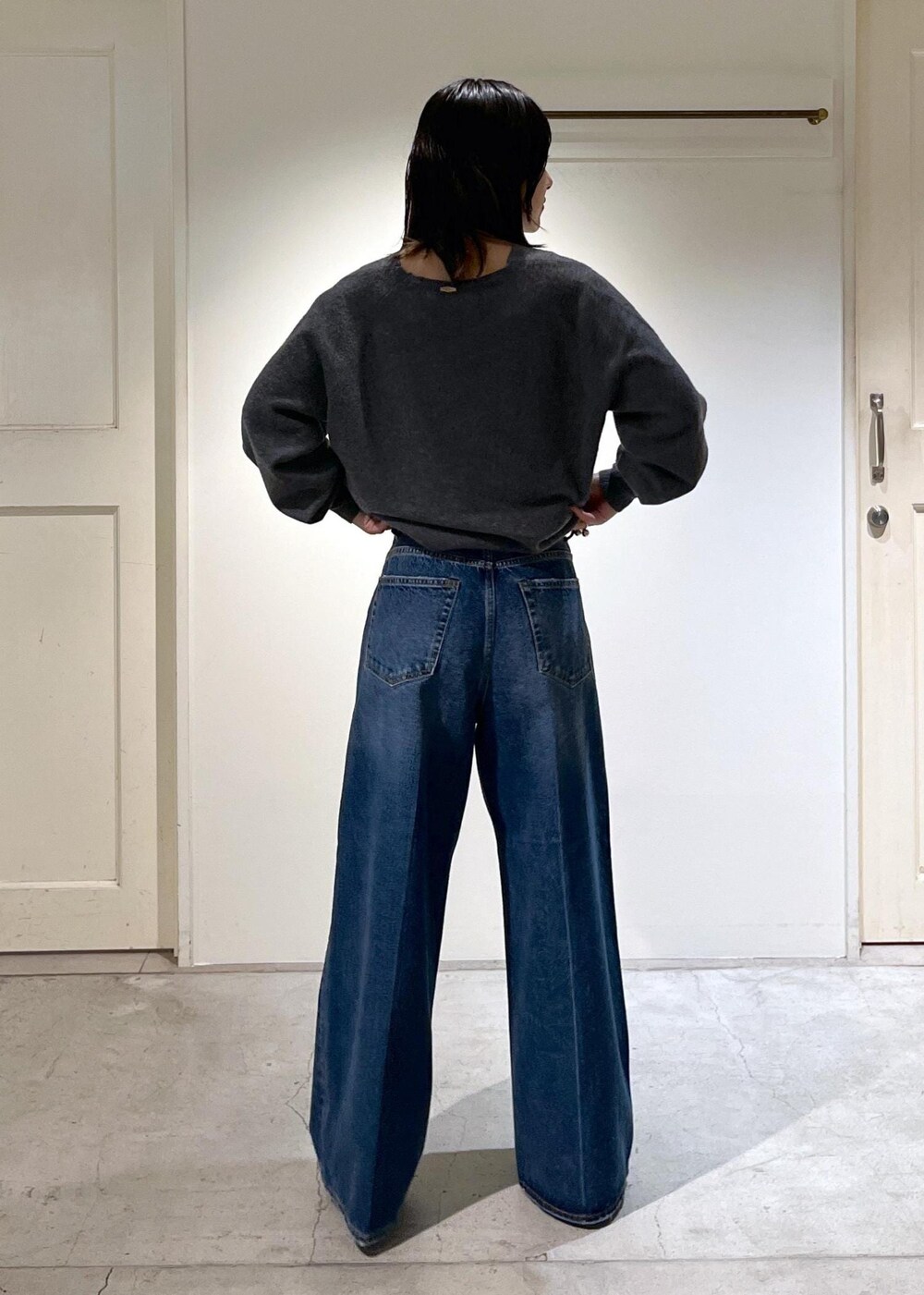 「カシミヤ、ニット、プルオーバー、グレー、Vネック、ショール、バンダナ、ワイドパンツ、バギーパンツ、デニム、ネイビー、REMME、ショートブーツ、ヒールブーツ、レザー」|「SALON adam et rope'の【REMME(レメ)】アンクルブーツ 5センチピンヒール(ブーツ、ブラック系)」を使った、michiruさん(レディース・156cm)の秋コーディネートの7枚目の写真