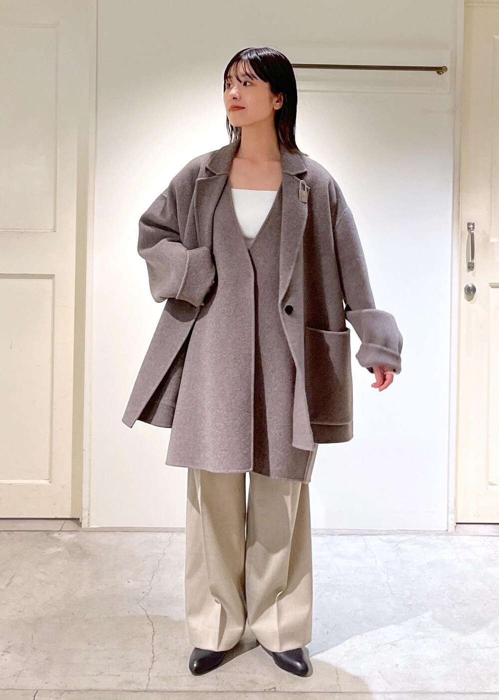 「ピュアラムウール、ジャケット、アウター、グレー、ジャケットコート、ジレ、キャミソール、ホワイト、VISTO WOOL GABA、ワイドパンツ、ストレート、ベージュ、REMME、ショートブーツ、ブラック」｜「SALON adam et rope'の[追加]コットンリブカップ付きベアキャミ2（チューブトップ、ホワイト系）」を使った、michiruさん（レディース・156cm）の秋コーディネートの7枚目の写真