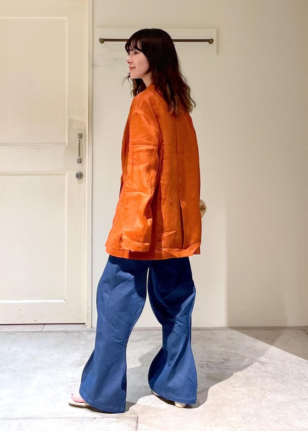 「羽織、テラコッタ、ホワイト、VELVETY INDIGO BLUE BLACK、CATERPILLAR 2 PT、デニム、レザー、MAISON N.H PARIS、CONSTANCE、Sapir Bachar、CARVED CORAL NECKLACE、春コーデ、初夏コーデ、夏コーデ、デートコーデ」｜「SALON adam et rope'のプリマベールファームリーリブタンクトップ［UVケア・洗える］（タンクトップ、ホワイト系）」を使った、michiruさん（レディース・156cm）の春コーディネートの6枚目の写真