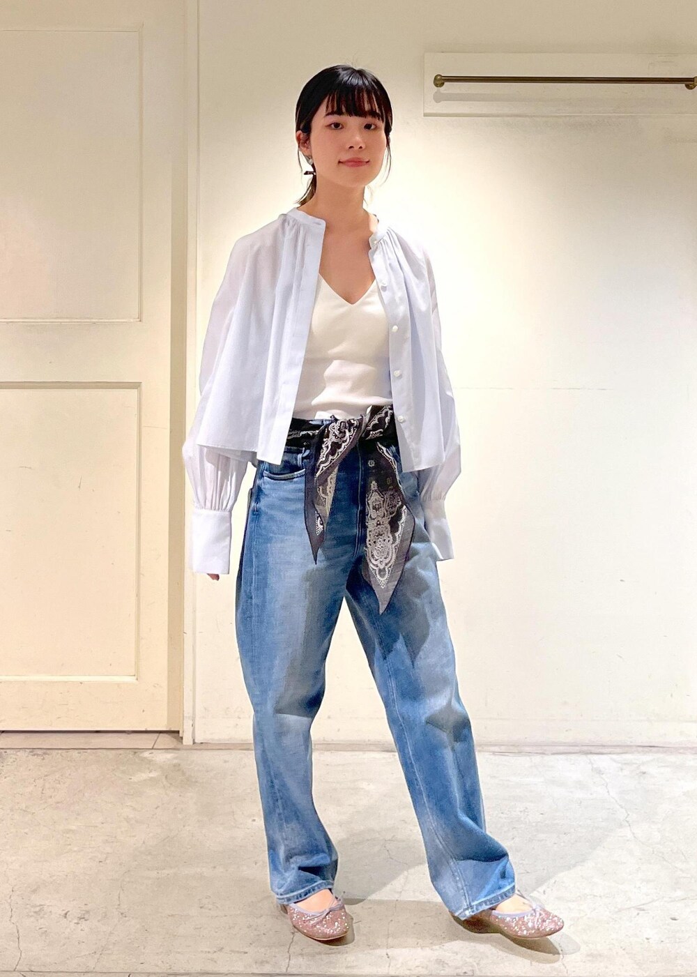 「クロップド丈、サックス、キャミソール、Healthy DENIM for SALON、Healthy DENIM、ヘルシーデニム、別注、porselli、ポルセリ、バレエシューズ、バンダナ、THROW、ホワイト、ブラウス、パンツ」|「E.PORSELLIの【porselli(ポルセリ)】ballet shoes patent/バレエシューズ(バレエシューズ、その他)」を使った、michiruさん(レディース・156cm)の冬コーディネートの5枚目の写真