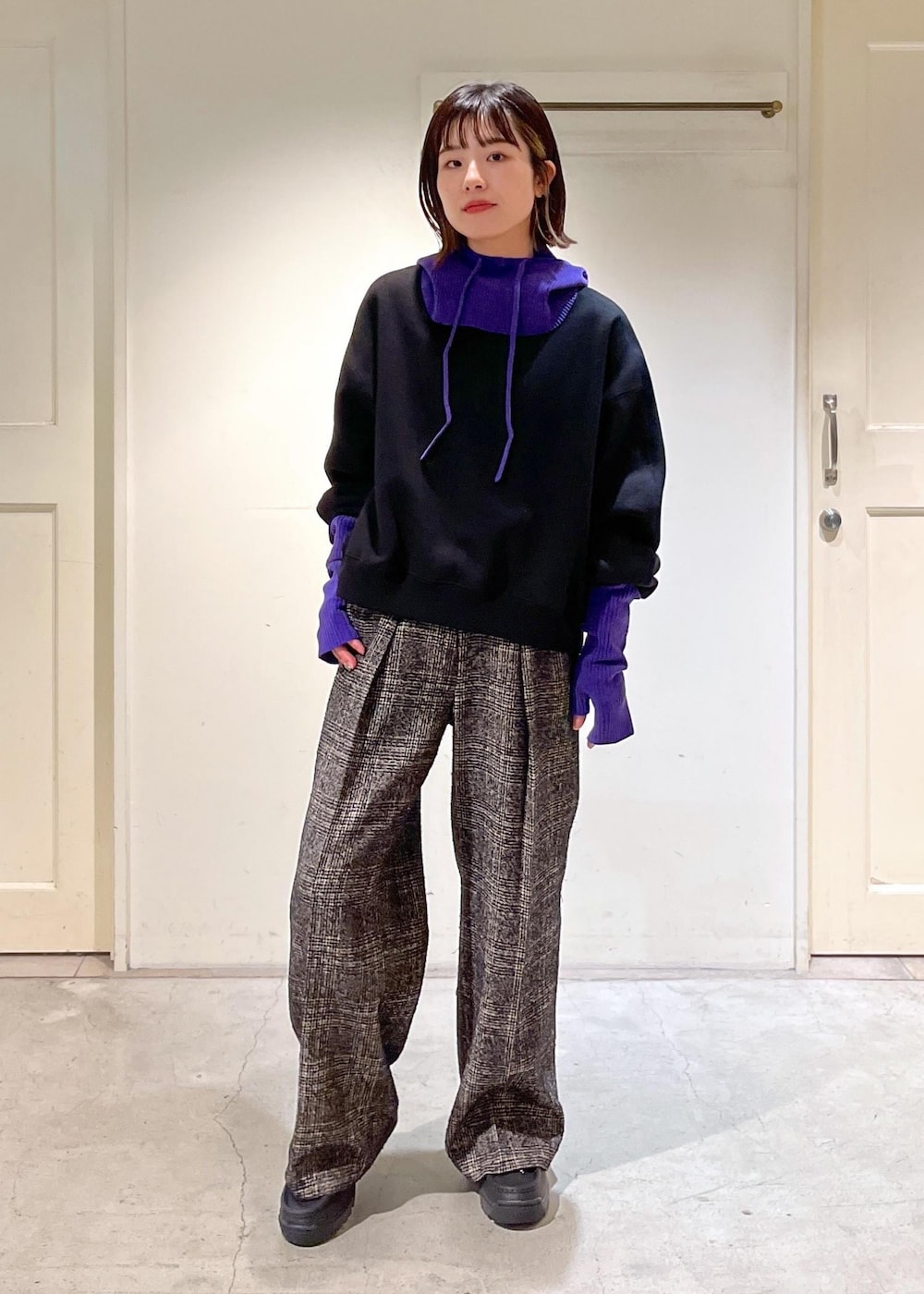 「23AW秋の新作、骨格ウェーブ、ブルベ、低身長、サロンアダムエロペ、クロップド丈、スウェット、WEB限定、ツイード、イージーパンツ、Creamy Cotton、クリーミーコットン、バラクラバ、アームウォーマー、810s」|「SALON adam et rope'のアームウォーマー -CreamyCotton /クリーミーコットン-(手袋、パープル系)」を使った、michiruさん(レディース・156cm)の秋コーディネートの3枚目の写真