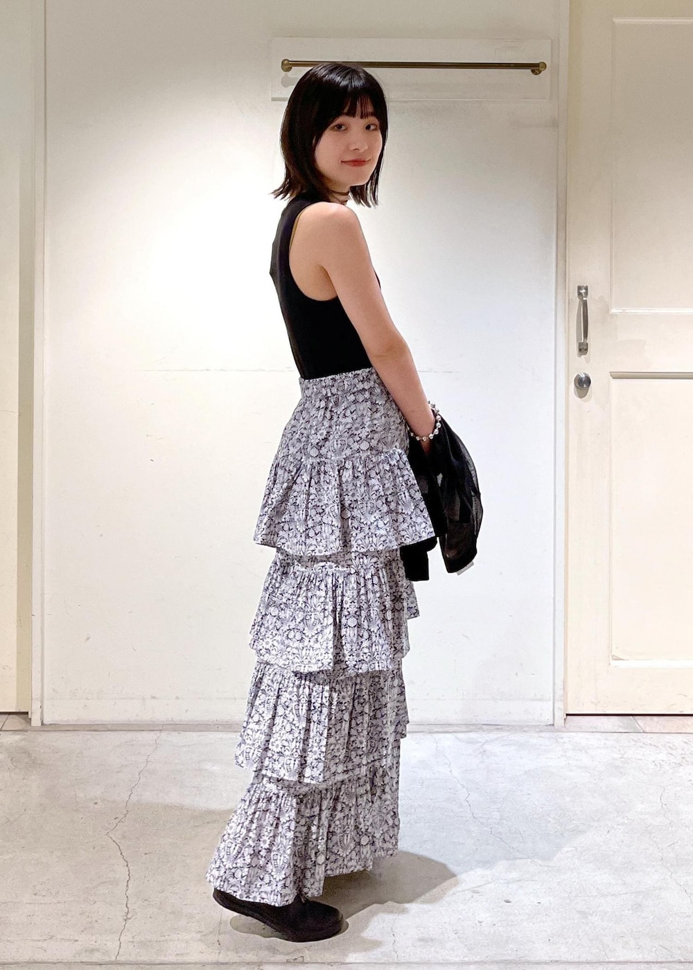 「シアー、LIBERTY、P.NINA、MOONSTAR FINE VULCANIZED、LITE PRIM ST、ブラック、ノースリーブ、ロング、ウエストゴム、ティアードスカート、春コーデ、初夏コーデ、夏コーデ、デートコーデ、お出かけコーデ」｜「SALON adam et rope'の[24SS]LIBERTY（リバティ）プリントティアードスカート【洗える】（スカート、ブラック系）」を使った、michiruさん（レディース・156cm）の夏コーディネートの6枚目の写真