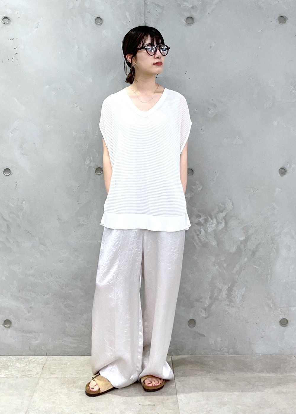 「シアー、プルオーバー、オールインワン、BIRKENSTOCK、Arizona VL Dotted、OUTDOOR PRODUCTS for SALON、OUTDOOR PRODUCTS、別注、トートバッグ、サロンアダムエロペ、24SS春の新作、24SS予約、24SS夏の新作、骨格ウェーブ、ブルべ」｜「SALON adam et rope'のシアーメッシュ2WAYプルオーバー【洗える】（ニット/セーター、ホワイト系）」を使った、michiruさん（レディース・156cm）の春コーディネートの7枚目の写真