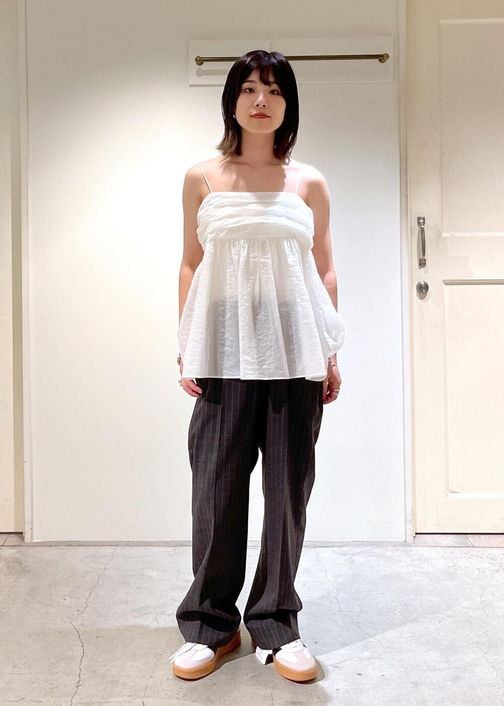 「ノーカラー、ジャケット、ストライプ、チャコール、シアー、オーガニックコットン、adidas、SAMBA XLG、L.L.Bean、マザーズバッグ、Grocery Tote、別注、ホワイト、オーバーサイズ、センタープレス」|「SALON adam et rope'のオーガニックコットンタックギャザーキャミソール【アンサンブル対応】(キャミソール、ホワイト系)」を使った、michiruさん(レディース・156cm)の夏コーディネートの9枚目の写真