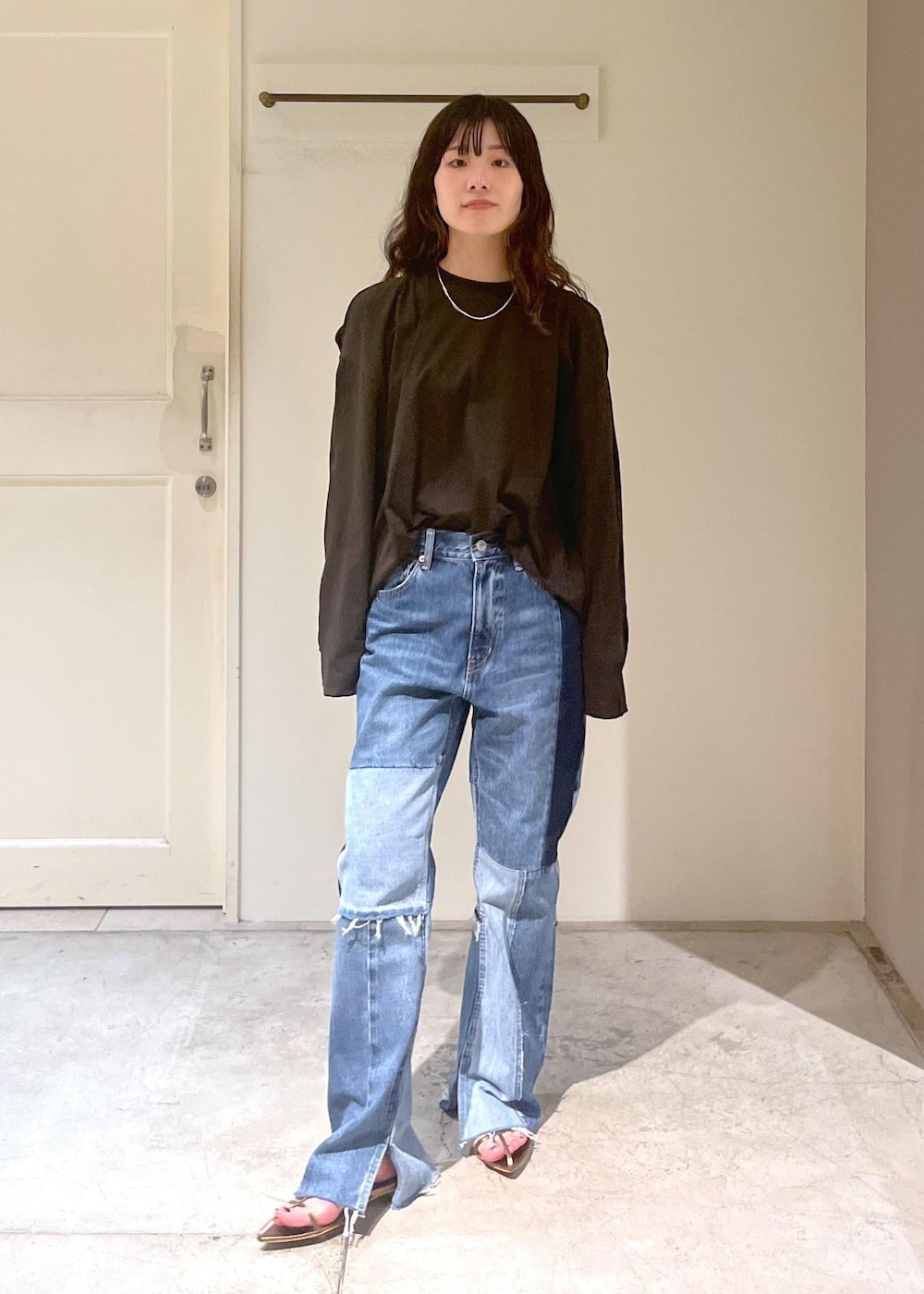 「Baserange、PIN LONG SLEEVE TEE、デニム、COTTON USA、Brady、COLNE MINI、初春コーデ、春コーデ、デートコーデ、お出かけコーデ、旅行コーデ、アウトドアコーデ、推し活コーデ、女子会コーデ、大人カジュアル」｜「SALON adam et rope'のナローストラップサンダル（サンダル、その他）」を使った、michiruさん（レディース・156cm）の春コーディネートの8枚目の写真