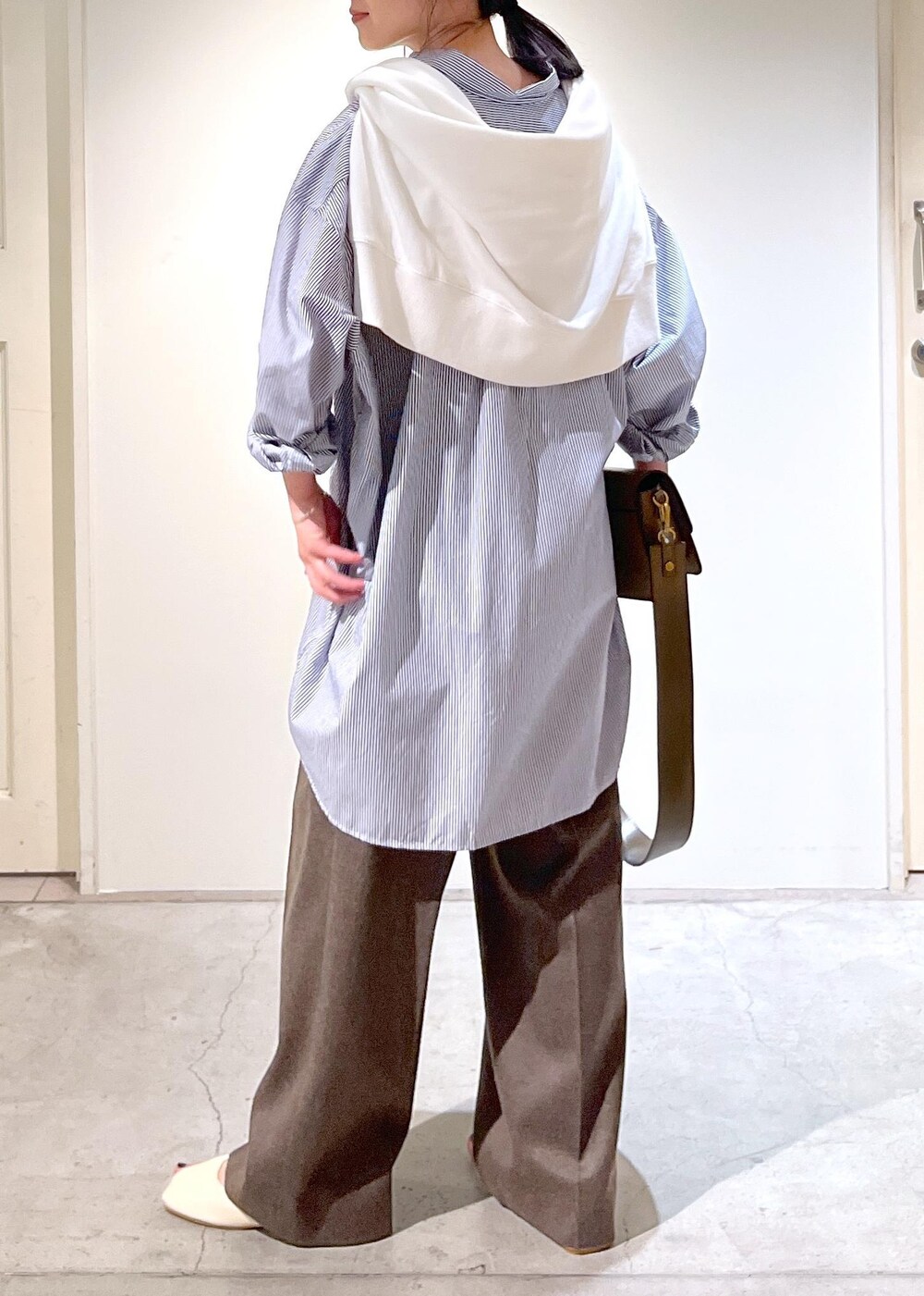 「INDIVIDUALIZED SHIRTS for SALON、シャツ、ストライプ、オーバーサイズ、ブルー、クロップド丈、ホワイト、ウール、ワイド、ブラウン、クラッチバッグ、レザー、秋コーデ、初冬コーデ、お仕事コーデ」｜「SALON adam et rope'の2WAYレザーフラップミニショルダーバッグ/クラッチバッグ（ショルダーバッグ、ブラウン系）」を使った、michiruさん（レディース・156cm）の秋コーディネートの5枚目の写真