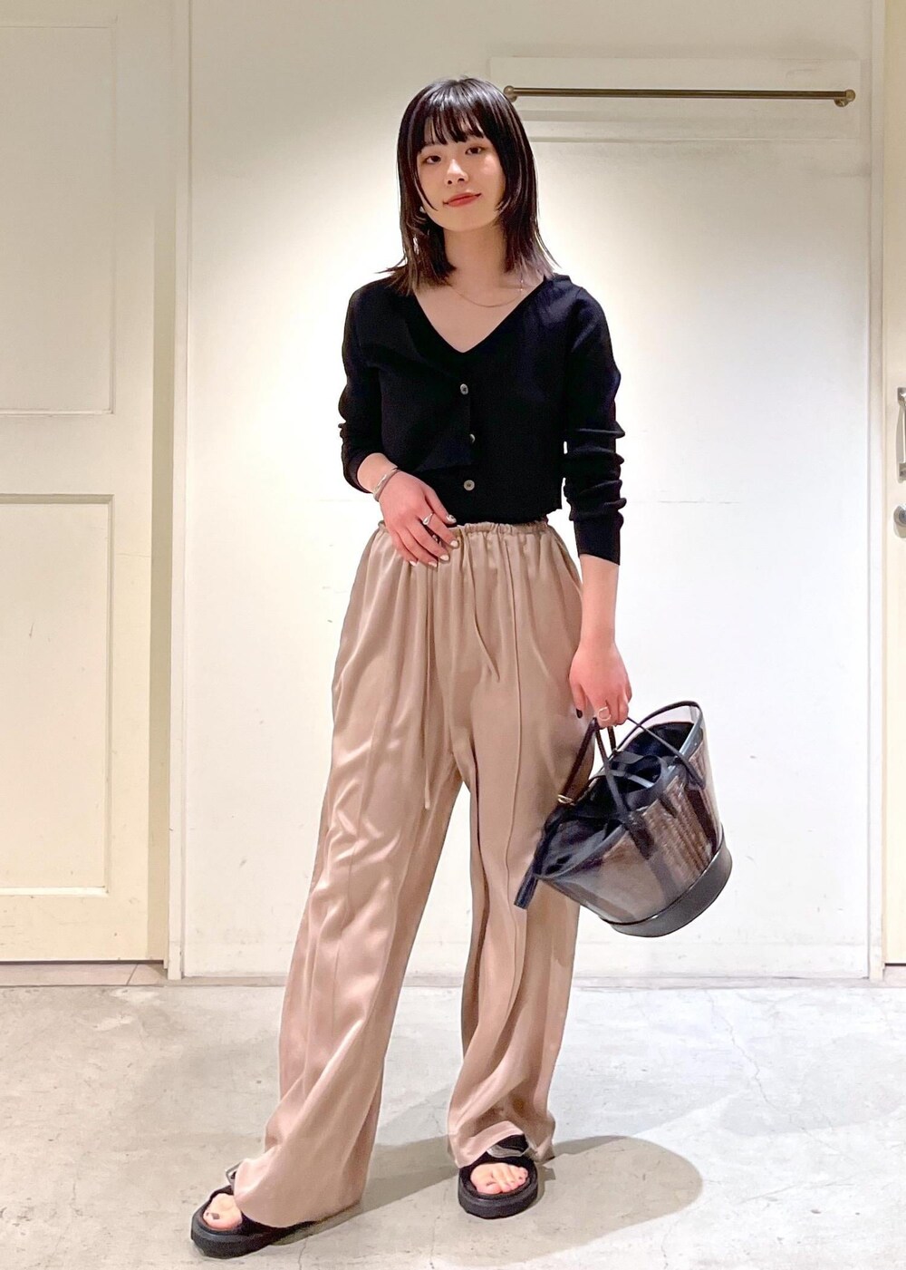 「24SS春の新作、ウォッシャブルシルク、キャミソール、GENTLE SILK、ジェントルシルク、イージーパンツ、ピンクベージュ、MOHI、クリアバッグ、3way、BAGMATI、バグマティ、ハンドバッグ、カゴバッグ、ブラック」｜「SALON adam et rope'のウォッシャブルシルクイージーパンツ【セットアップ対応】（その他パンツ、イエロー系）」を使った、michiruさん（レディース・156cm）の冬コーディネートの4枚目の写真