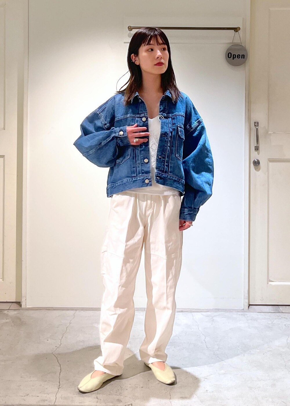 「redcardtokyo、デニムジャケット、デニム、ブルー、ホワイト、レース、ビスチェ、近江晒、カービーパンツ、オーガニックコットン、チェーンバッグ、クラッチバッグ、レザー、カーキ、Lafayette」|「SALON adam et rope'の【2WAY】レザースクエアチェーンクラッチショルダーバッグ(ショルダーバッグ、グリーン系)」を使った、michiruさん(レディース・156cm)の冬コーディネートの7枚目の写真