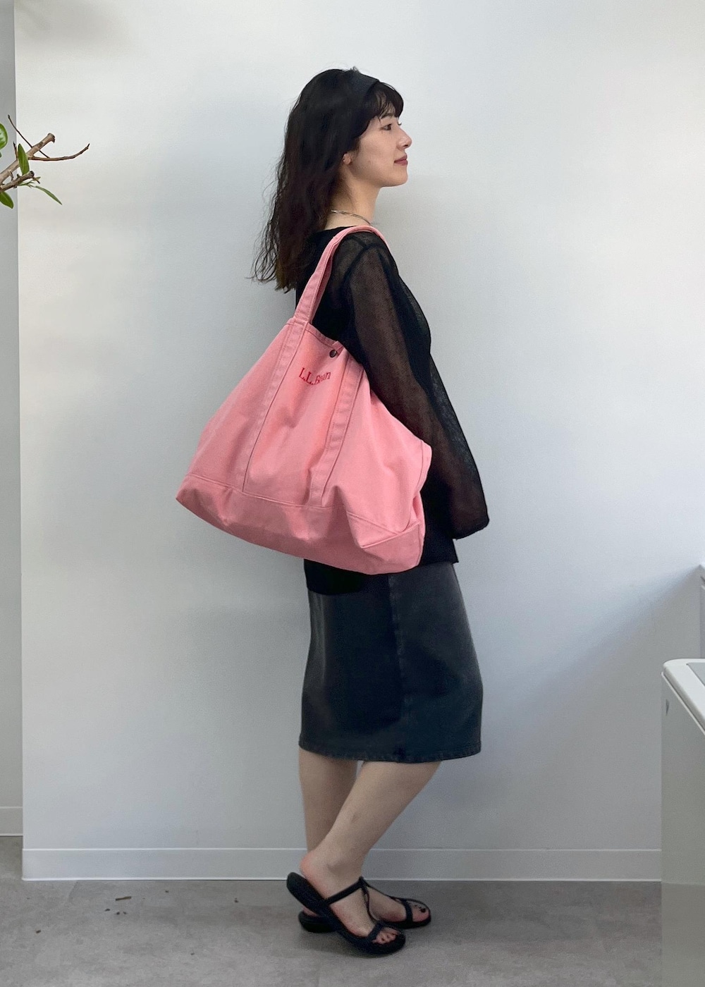 「シアー、リネン、プリマベール、ガーメント、MOHI、L.L.Bean、L.L.Bean for SALON、グロサリートート、初夏コーデ、夏コーデ、デートコーデ、お出かけコーデ、旅行コーデ、推し活コーデ、女子会コーデ」|「MOHIの【MOHI(モヒ)】サンダル(サンダル、ブラック系)」を使った、michiruさん(レディース・156cm)の春コーディネートの5枚目の写真