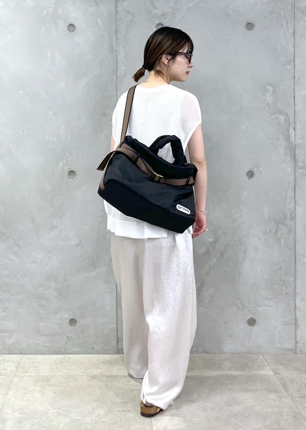 「シアー、プルオーバー、オールインワン、BIRKENSTOCK、Arizona VL Dotted、OUTDOOR PRODUCTS for SALON、OUTDOOR PRODUCTS、別注、トートバッグ、サロンアダムエロペ、24SS春の新作、24SS予約、24SS夏の新作、骨格ウェーブ、ブルべ」｜「SALON adam et rope'のシアーメッシュ2WAYプルオーバー【洗える】（ニット/セーター、ホワイト系）」を使った、michiruさん（レディース・156cm）の春コーディネートの4枚目の写真